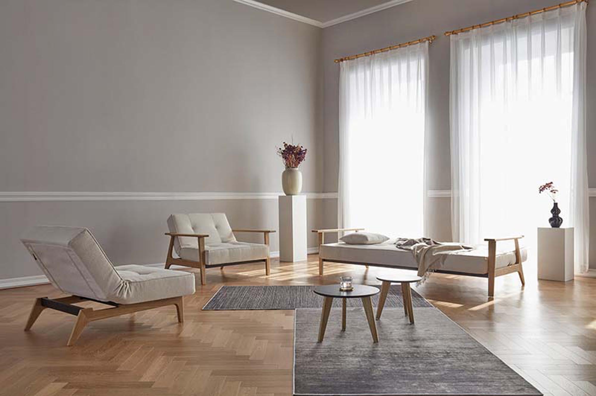 Entdecken Sie den Splitback Eik Sessel von Innovation Living – ein elegantes, multifunktionales Möbelstück aus robustem Eichenholz und Stahl, perfekt für Ihr Zuhause.