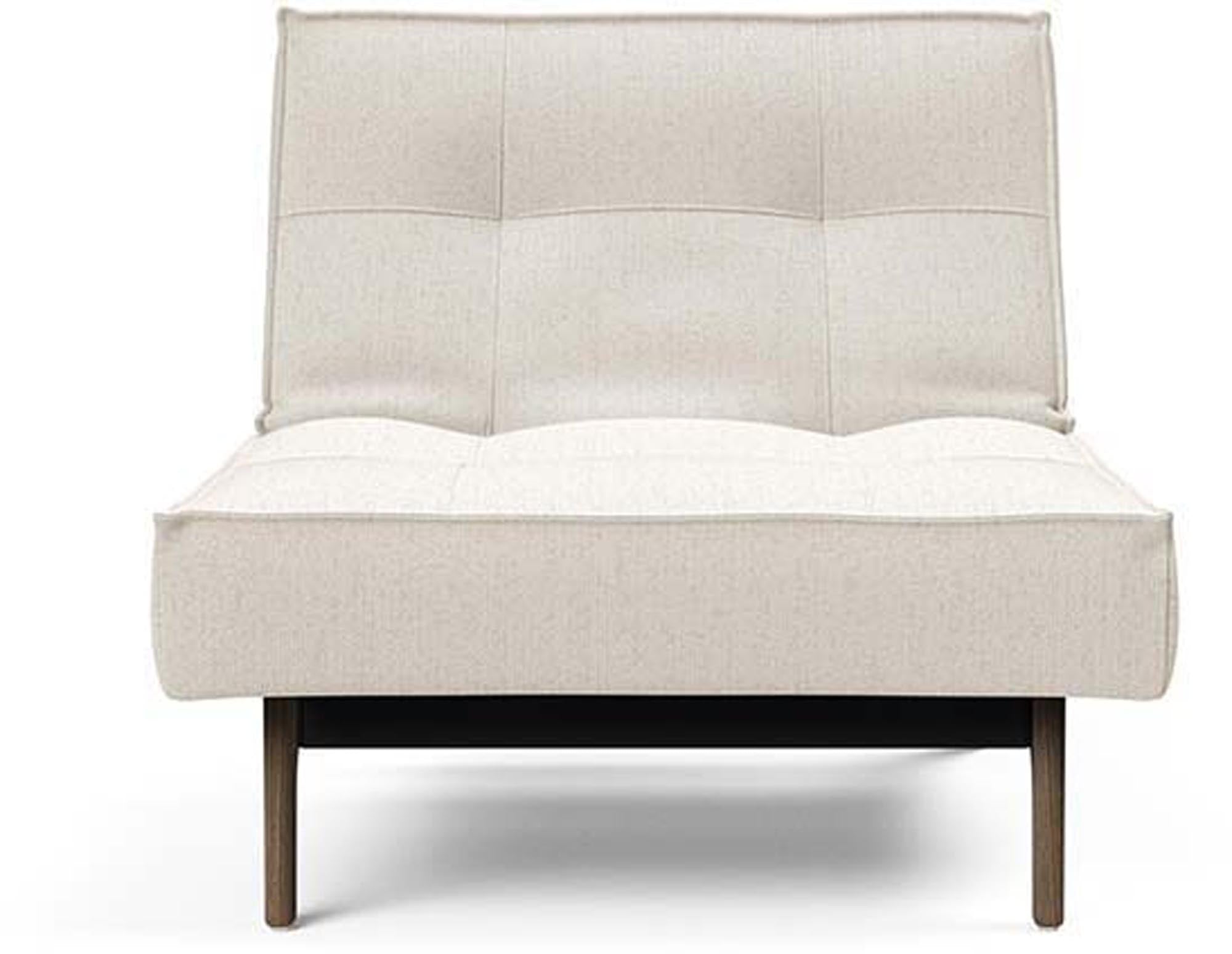 Erleben Sie den Splitback Eik Sessel von Innovation Living – ein stilvoller, flexibler Sessel aus hochwertigem Eichenholz und Stahl, ideal für jedes Zuhause.