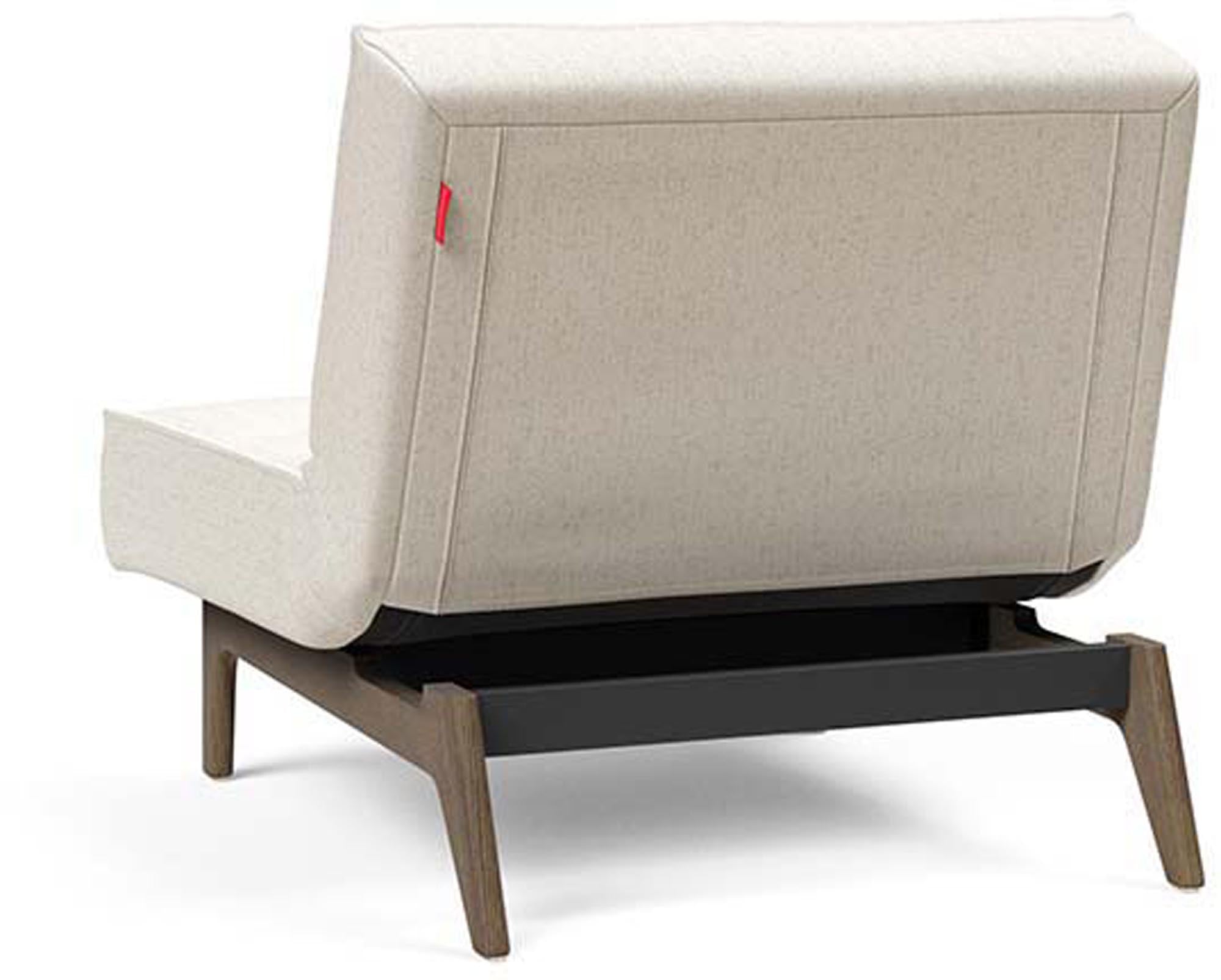 Erleben Sie den Splitback Eik Sessel von Innovation Living – ein stilvoller, flexibler Sessel aus hochwertigem Eichenholz und Stahl, ideal für jedes Zuhause.