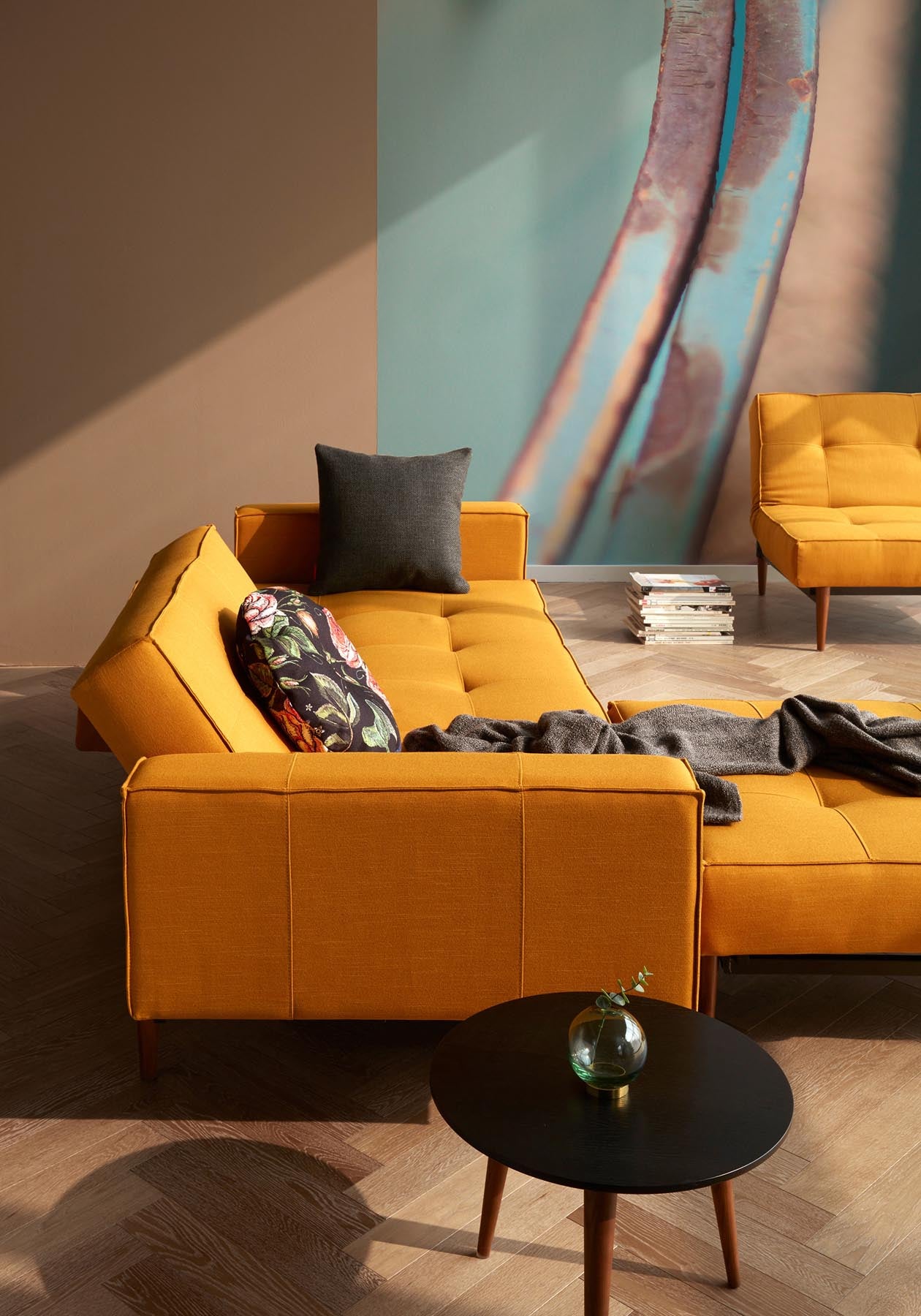 Das Splitback Sofabett 115 Styletto vereint elegantes Design mit praktischer Funktionalität. Ideal für Wohnzimmer und Gästezimmer.