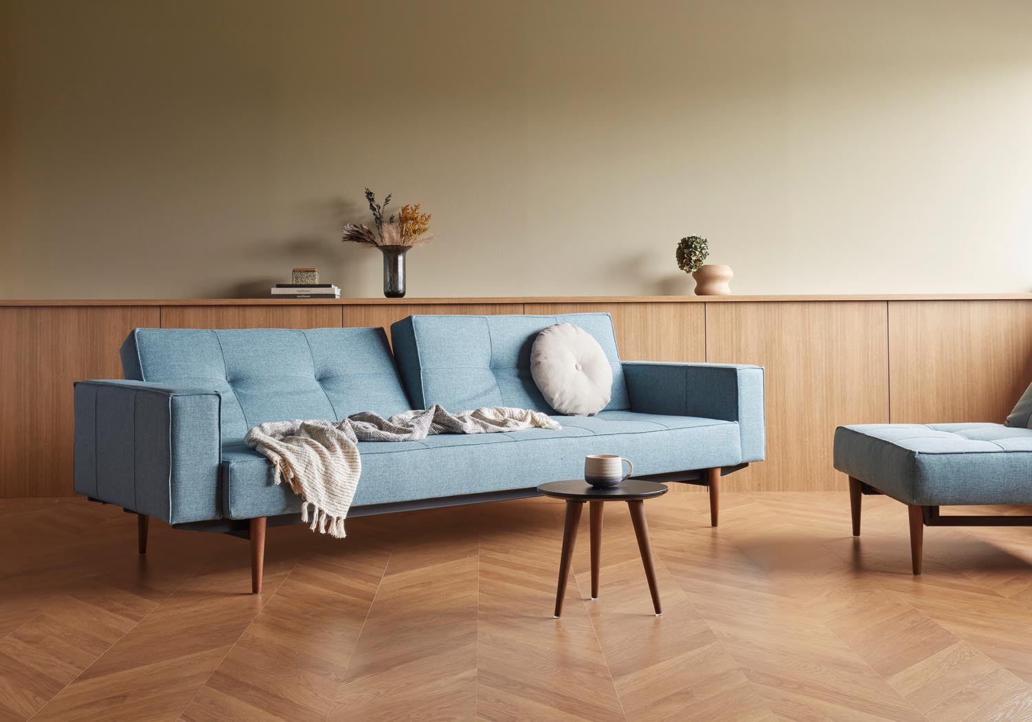 Das Splitback Sofabett 115 Styletto von Innovation Living kombiniert modernes Design mit vielseitiger Funktionalität. Perfekt für jeden Raum, bietet es hervorragenden Schlafkomfort und zahlreiche Anpassungsoptionen.