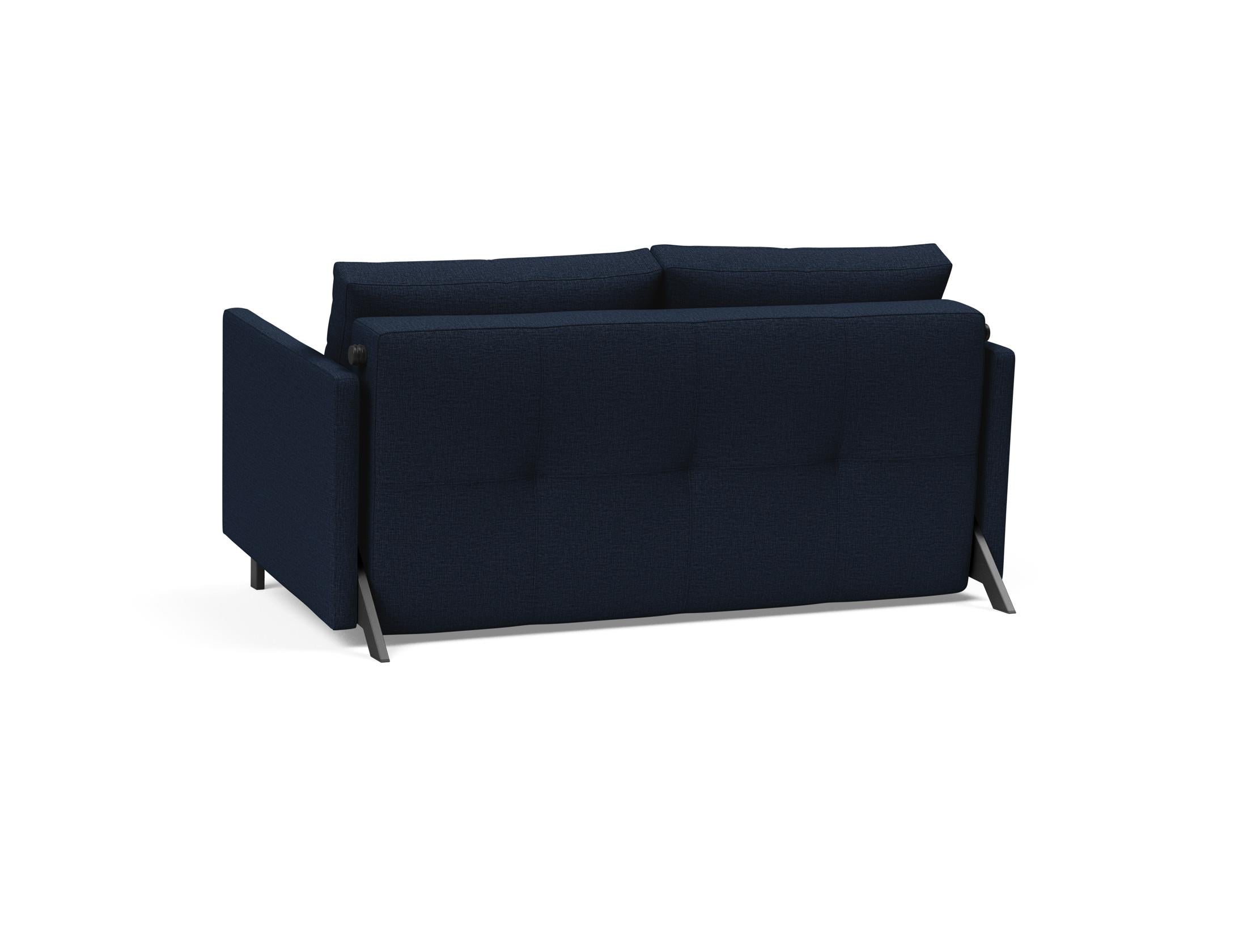 Erleben Sie das Cubed Klappsofa 140 von Innovation Living – ein elegantes, platzsparendes Sofa mit Armlehnen, das mühelos in ein gemütliches Bett umgewandelt werden kann.