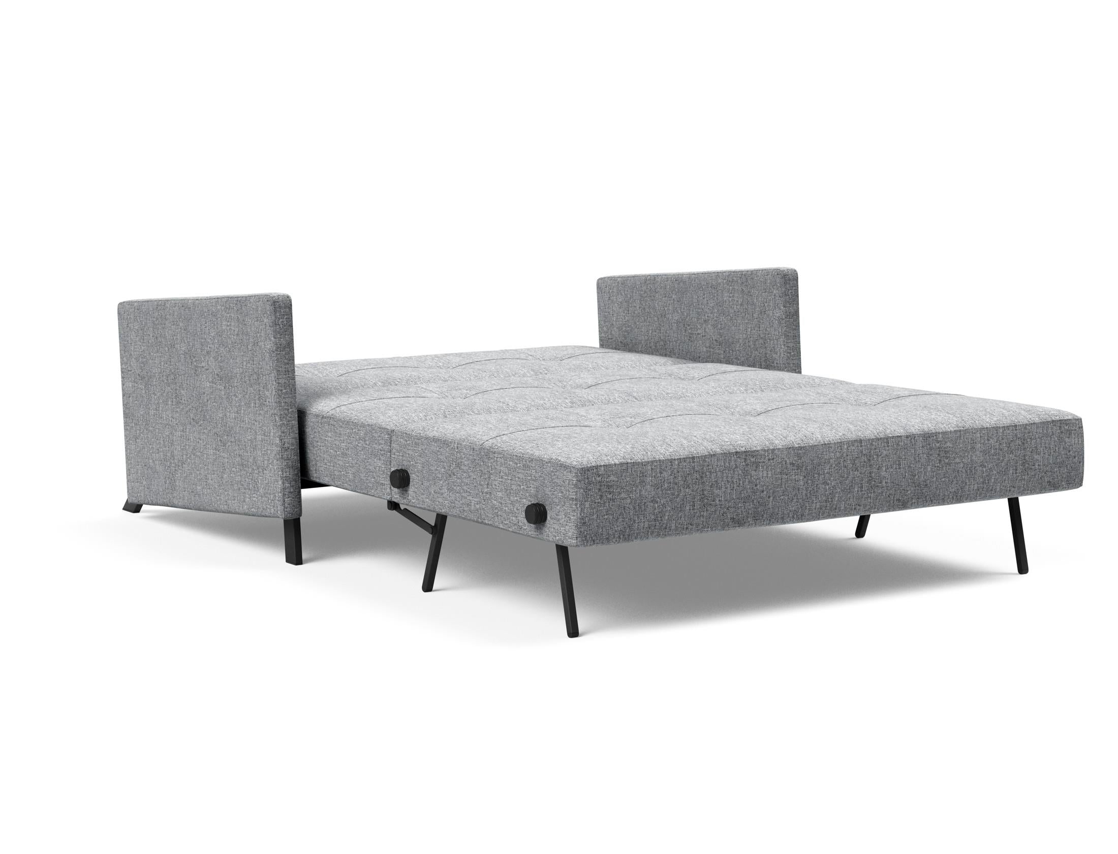 Das Cubed Klappsofa 140 von Innovation Living kombiniert stilvolles Design mit cleverer Funktionalität. Perfekt für kompakte Wohnräume, verwandelt es sich mühelos in ein bequemes Bett und bietet praktischen Stauraum.