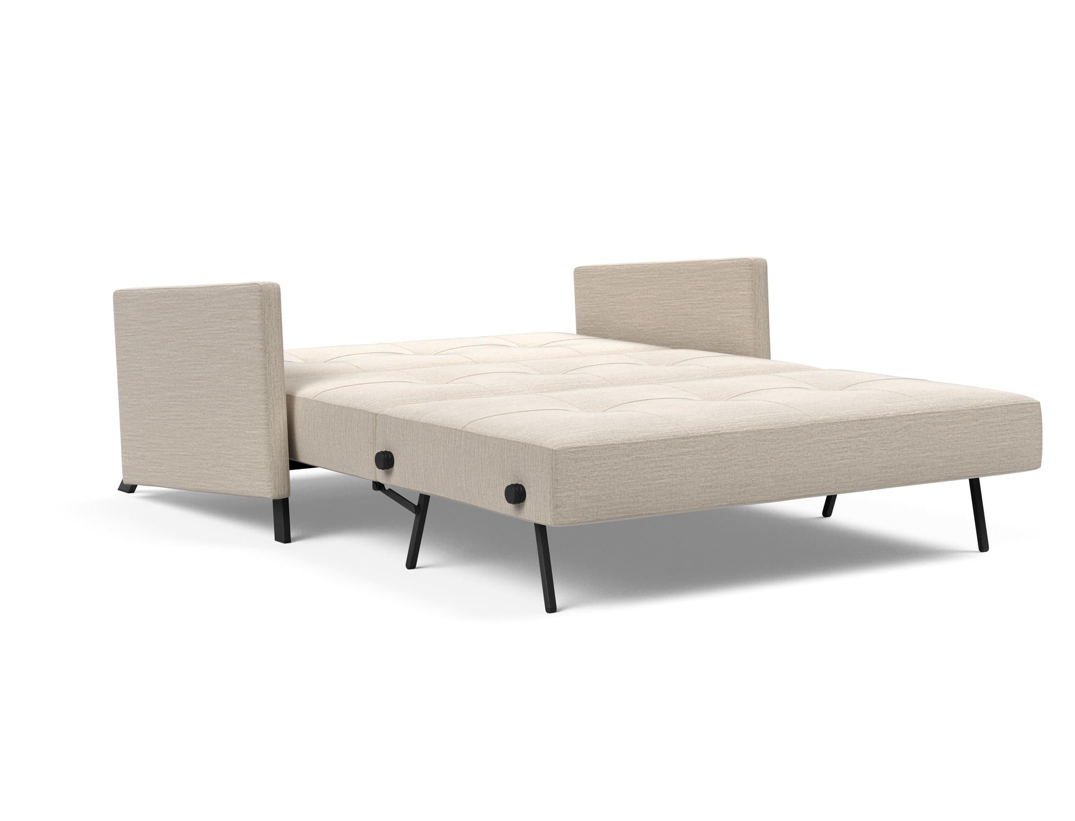 Das Cubed Klappsofa 140 von Innovation Living kombiniert stilvolles Design mit cleverer Funktionalität. Perfekt für kleine Wohnungen, verwandelt es sich schnell in ein bequemes Bett und bietet praktischen Stauraum.
