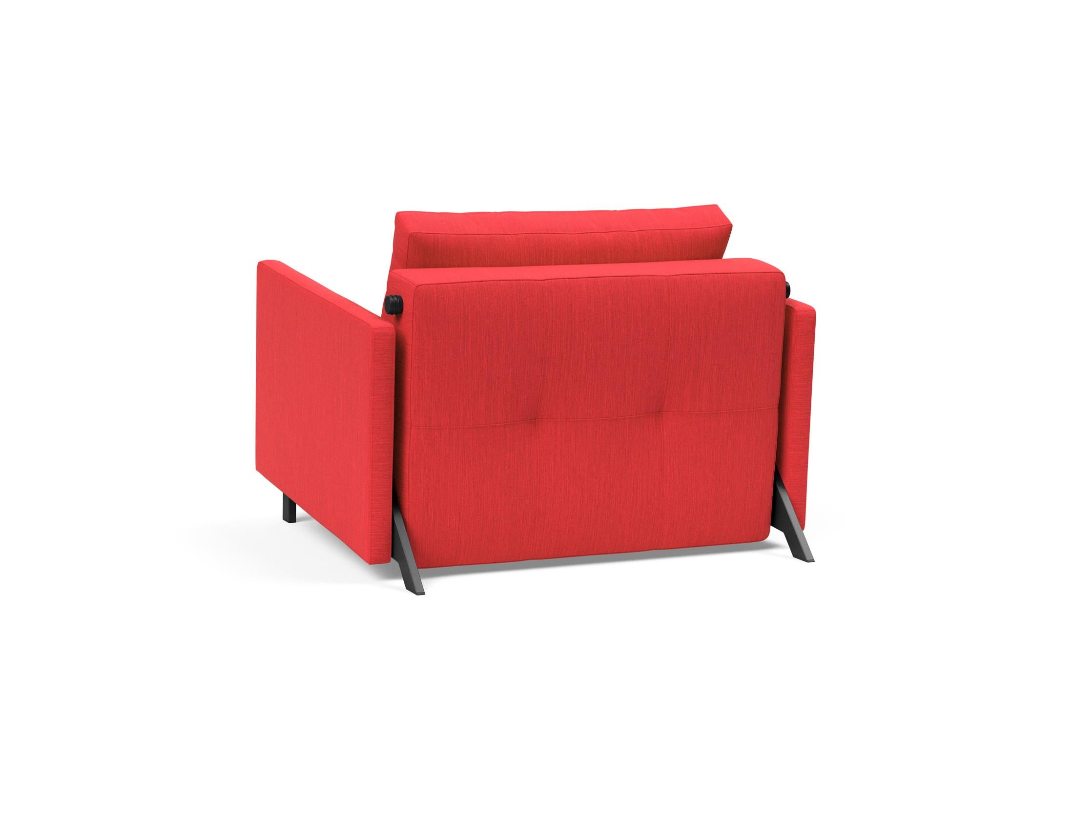 Erleben Sie den Cubed Sessel 90 mit Armlehnen von Innovation Living – ein eleganter, ergonomischer Sessel, der sich mühelos in ein Bett verwandelt.