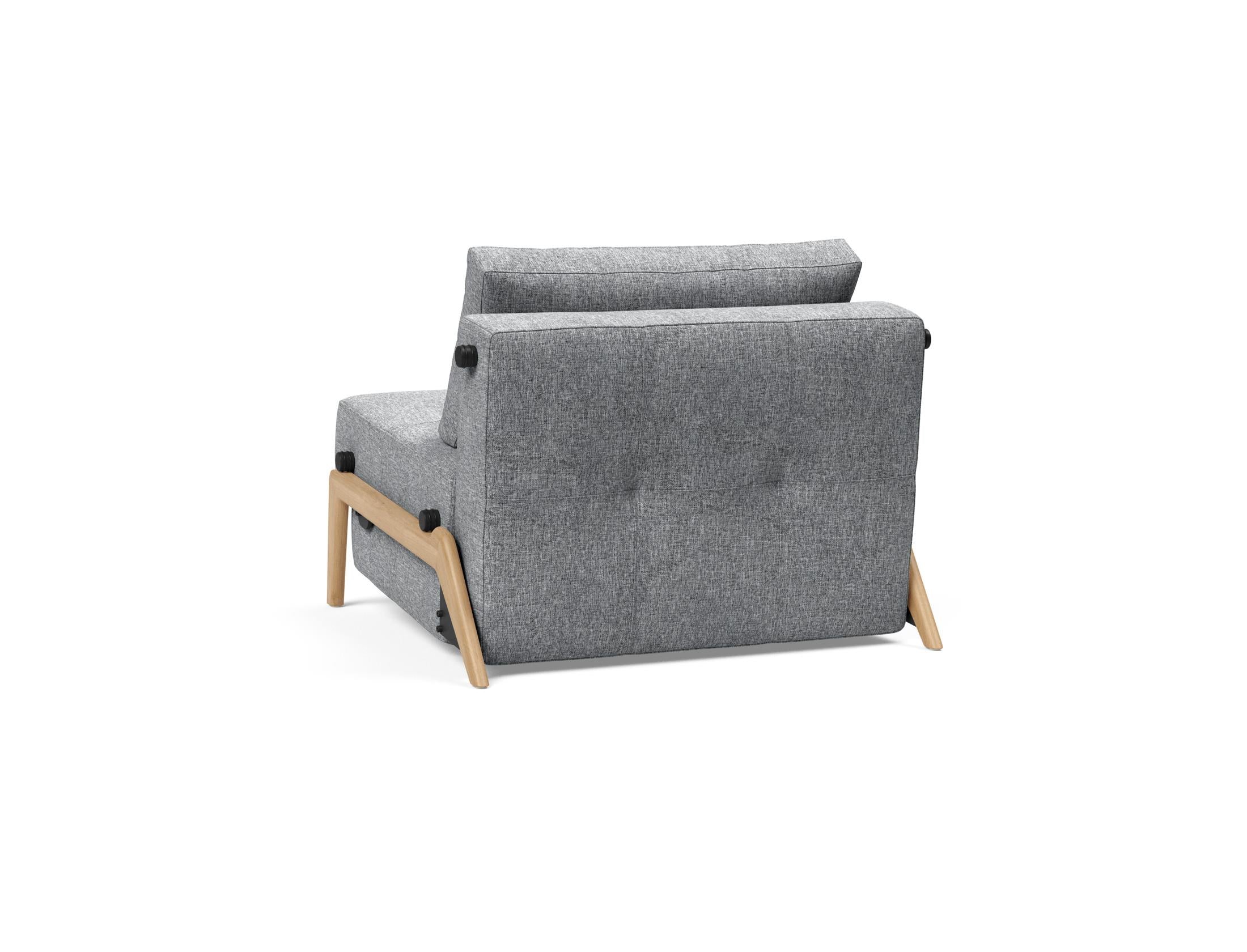 Erleben Sie den Cubed Sessel 90 von Innovation Living: Ein stilvoller, kompakter Sessel, der sich mühelos in ein Bett verwandelt und zusätzlichen Stauraum bietet.