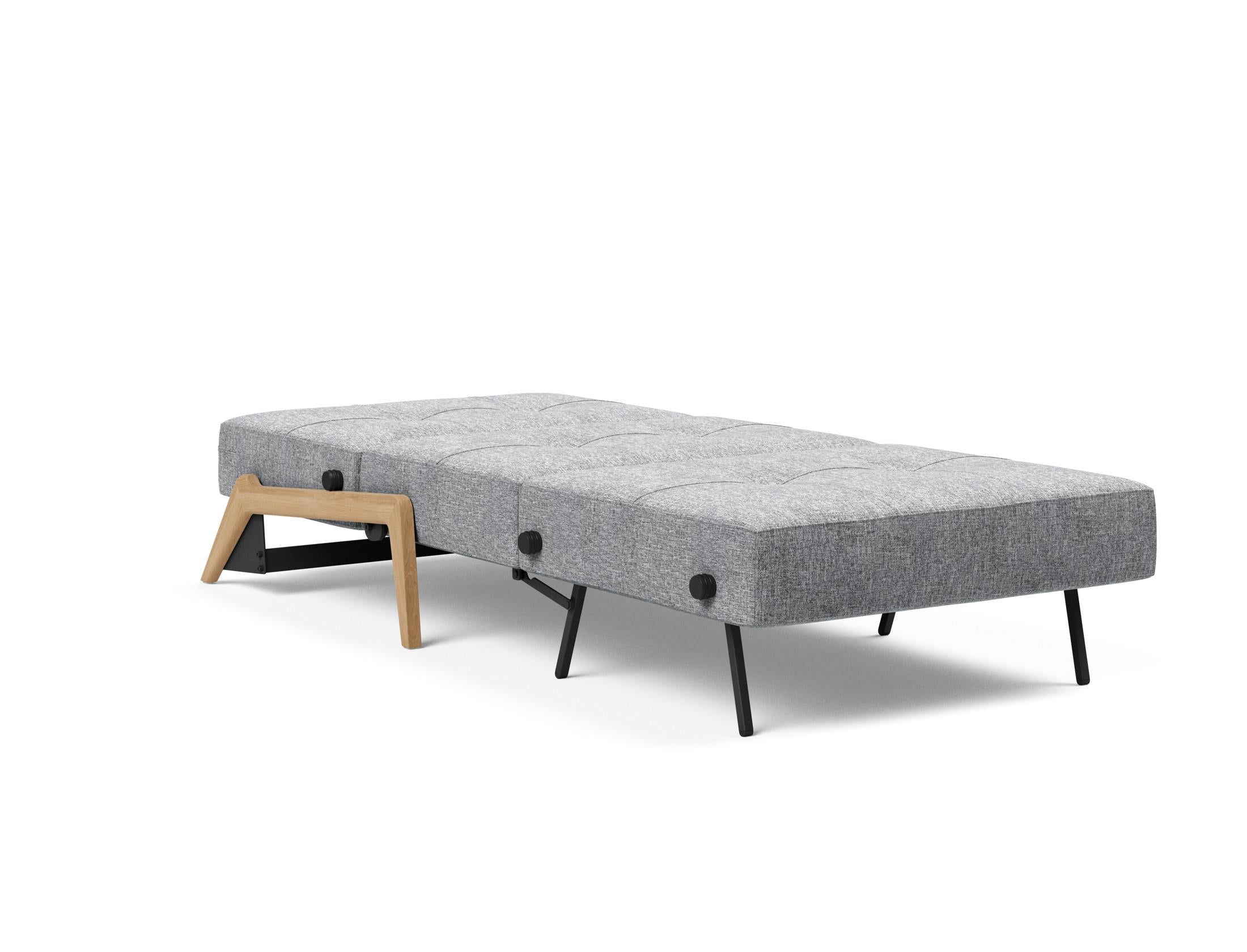 Entdecken Sie den Cubed Sessel 90 von Innovation Living: Ein eleganter, multifunktionaler Sessel mit Bettfunktion und praktischem Stauraum für Ihr Zuhause.