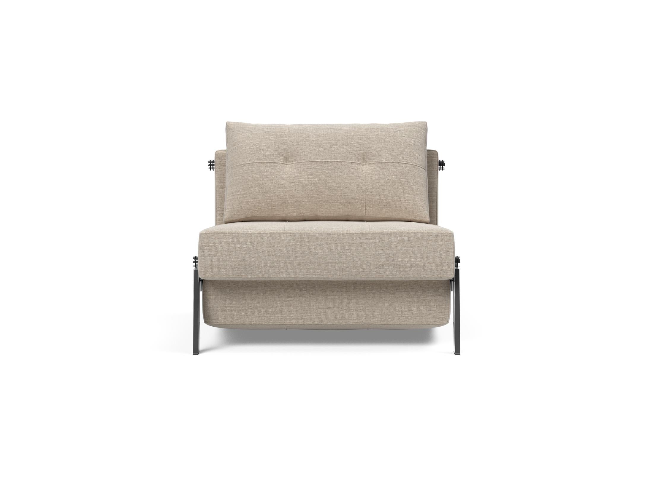 Erleben Sie den Cubed Sessel 90 von Innovation Living: Ein stilvoller, kompakter Sessel, der sich mühelos in ein Bett verwandelt und zusätzlichen Stauraum bietet.