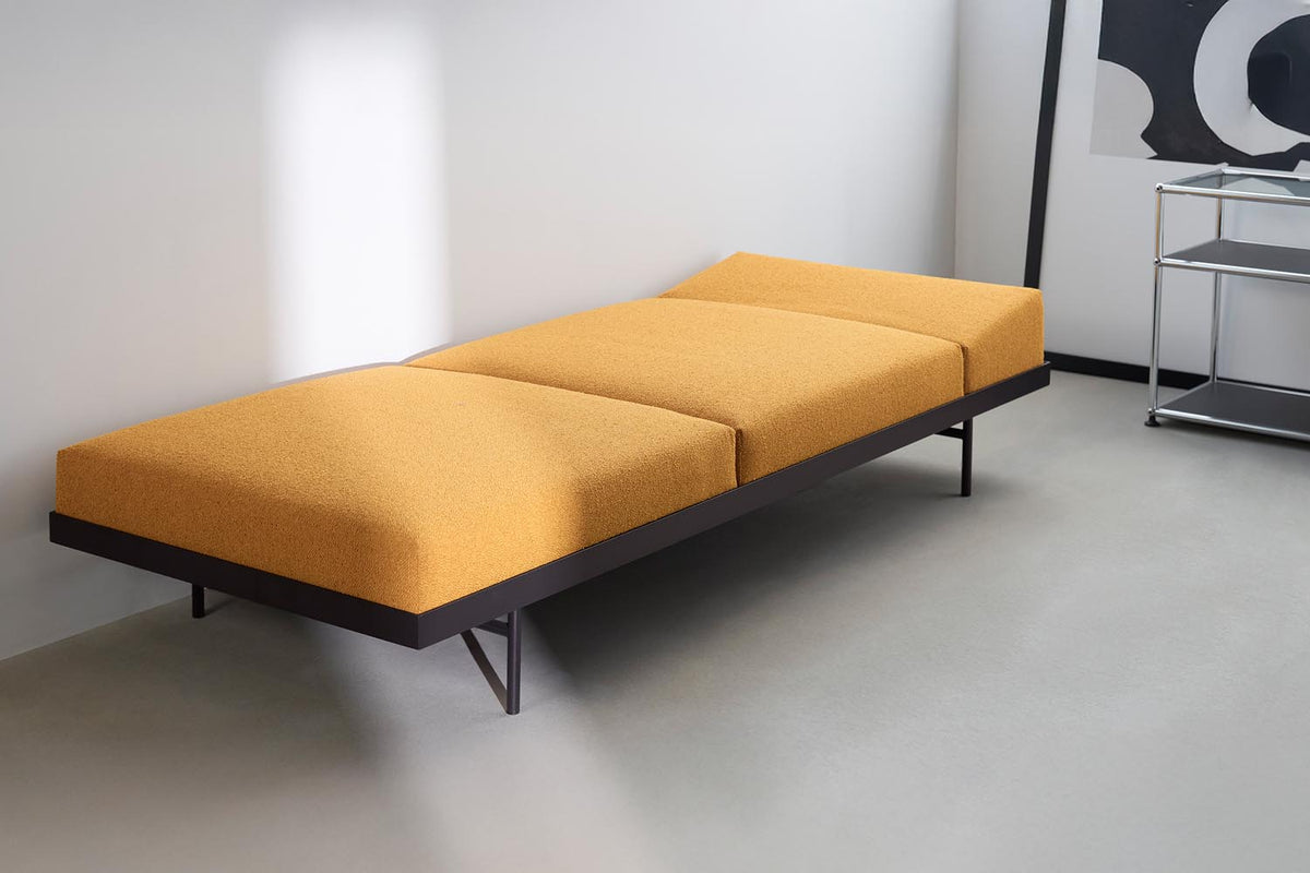 Puri Klappsofa mit Tisch in 536 Bouclé Ochre präsentiert im Onlineshop von KAQTU Design AG. Bettsofa ist von Innovation Living