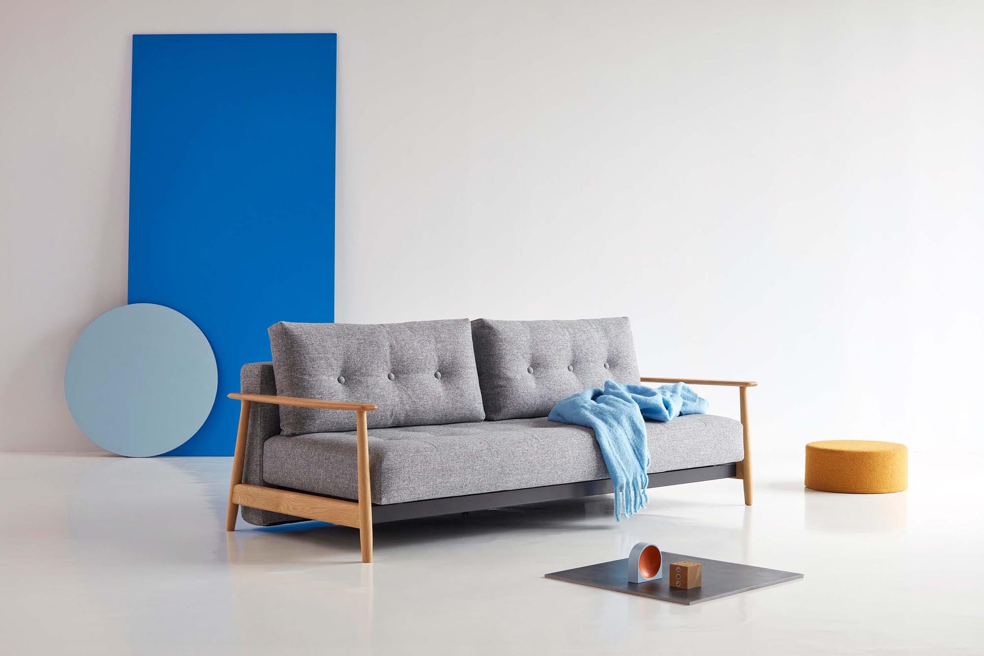 Das Eluma Bettsofa 140 von Innovation Living vereint modernes Design mit praktischer Funktionalität, ideal für kleine Räume und Übernachtungsgäste.