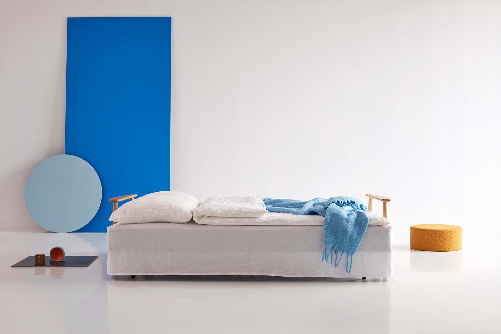 Das Eluma Bettsofa 140 von Innovation Living vereint modernes Design mit praktischer Funktionalität, ideal für kleine Räume und Übernachtungsgäste.