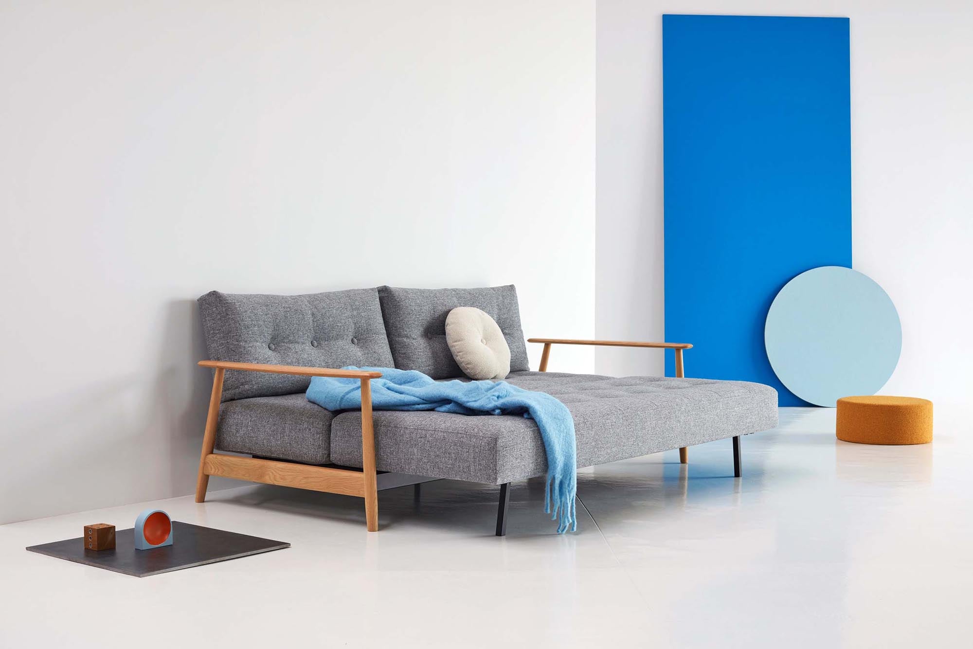 Das Eluma Bettsofa 140 von Innovation Living vereint modernes Design mit praktischer Funktionalität, ideal für kleine Räume und Übernachtungsgäste.