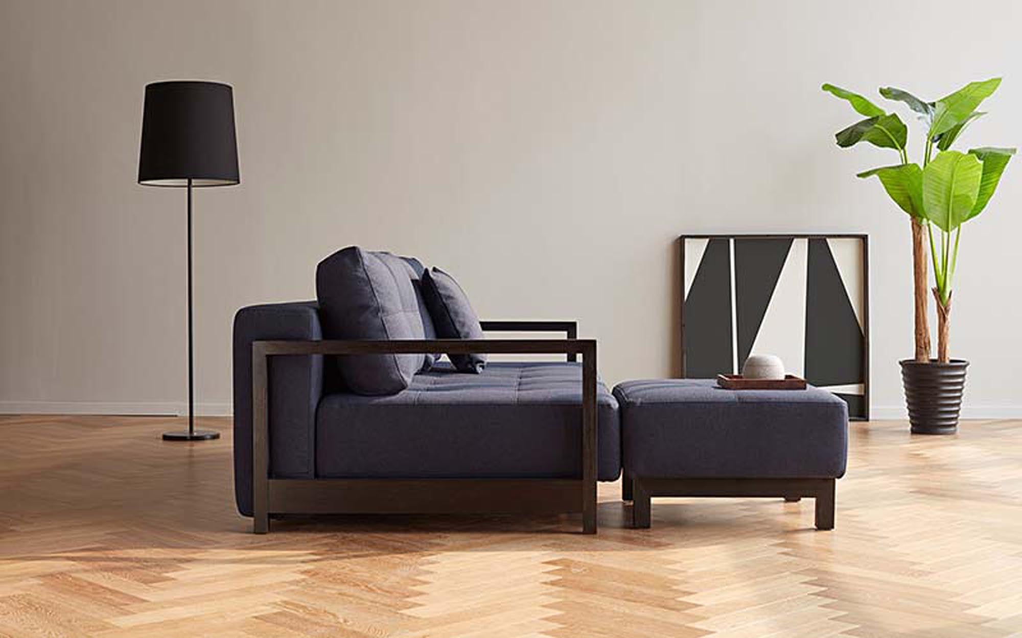 Entdecken Sie die Bifrost D.E.L. Ottoman von Innovation Living – stilvolles Design aus schwarzer Eiche, vielseitig einsetzbar und perfekt kombinierbar.