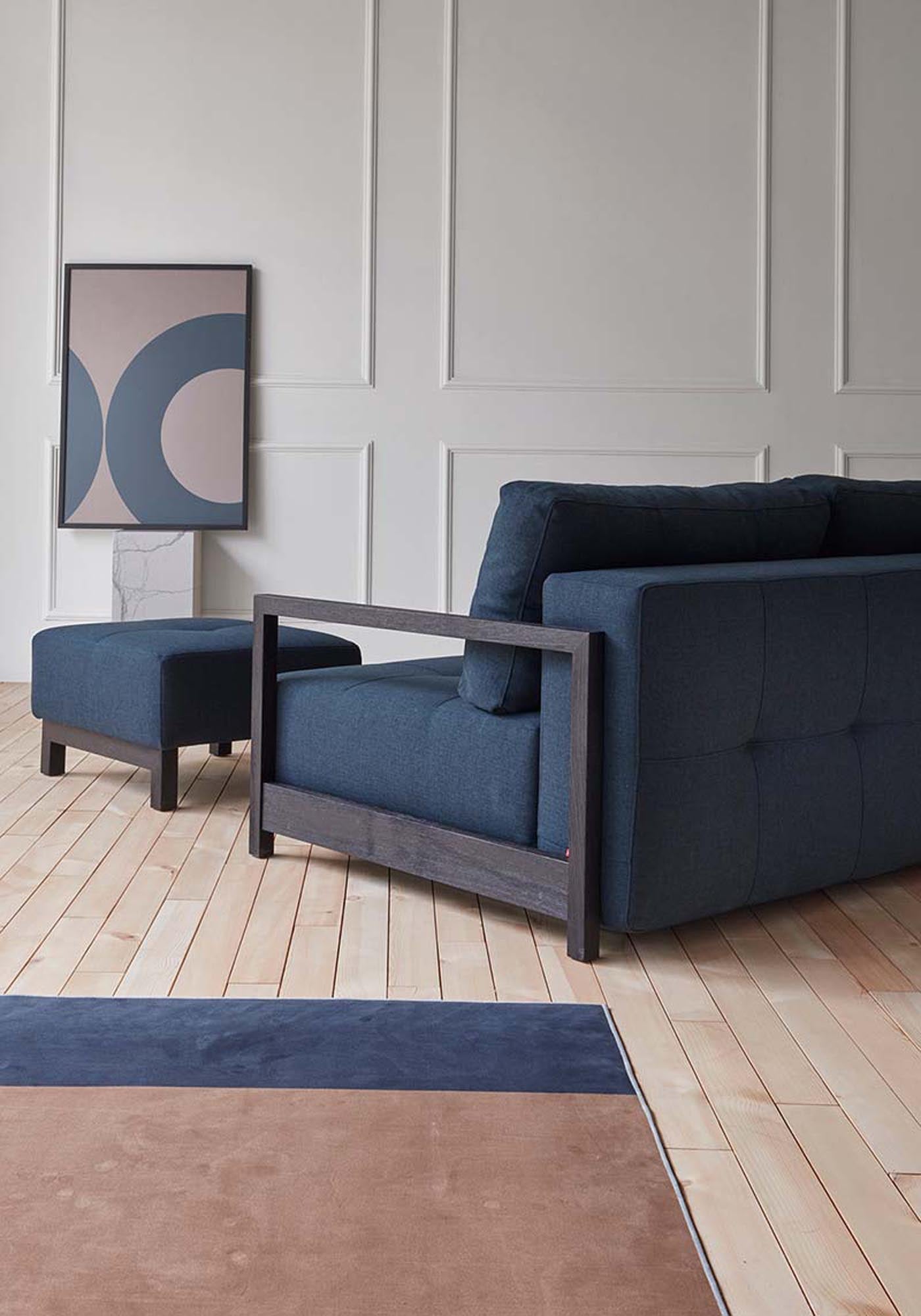 Entdecken Sie die Bifrost D.E.L. Ottoman von Innovation Living – stilvolles Design aus schwarzer Eiche, vielseitig einsetzbar und perfekt kombinierbar.