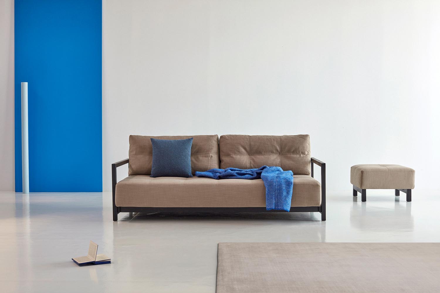 Entdecken Sie die Bifrost D.E.L. Ottoman von Innovation Living – stilvolles Design aus schwarzer Eiche, vielseitig einsetzbar und perfekt kombinierbar.