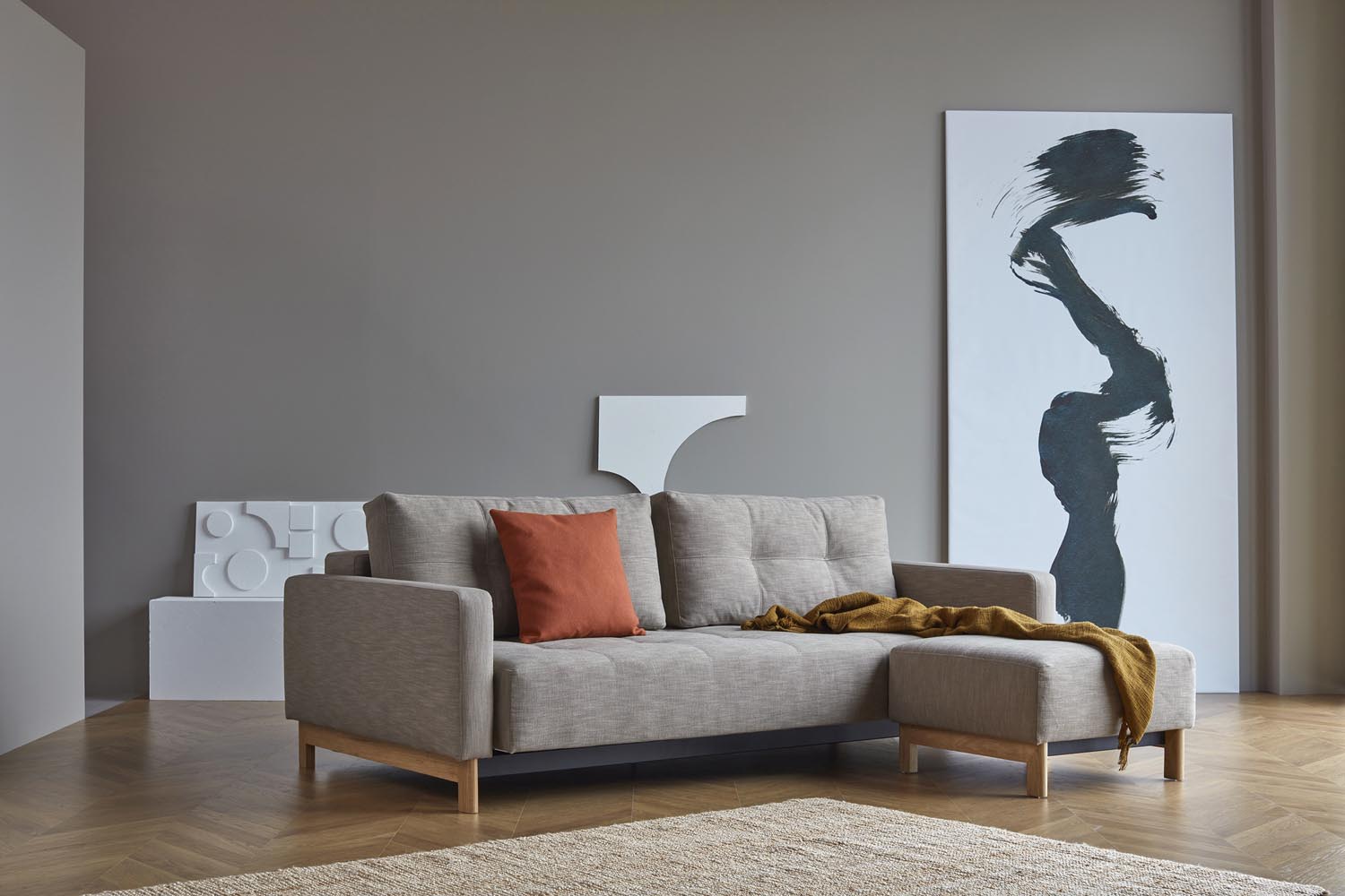 Entdecken Sie den Pyxis Puff von Innovation Living – ein eleganter Sitzhocker, der skandinavisches Flair und Komfort in Ihr Zuhause bringt.