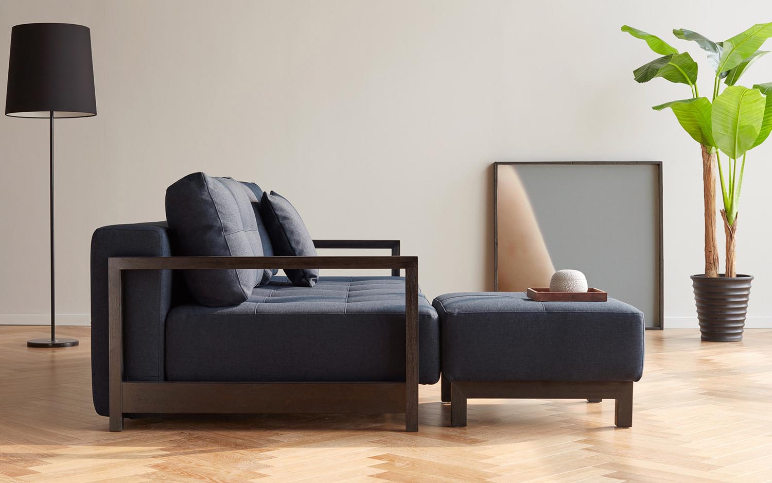Entdecken Sie das Bifrost Bettsofa 150 von Innovation Living: stilvolles Design, hochwertige Matratze, ideal für kleine Wohnungen und Gästezimmer.