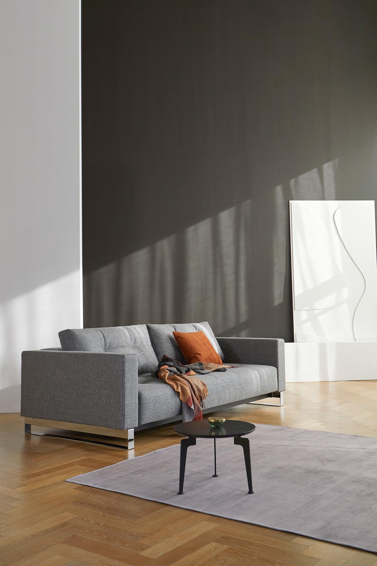 Das Cassius D.E.L. Schlafsofa von Innovation Living vereint modernes Design mit Funktionalität – ideal für Gäste und stilvolle Wohnräume.
