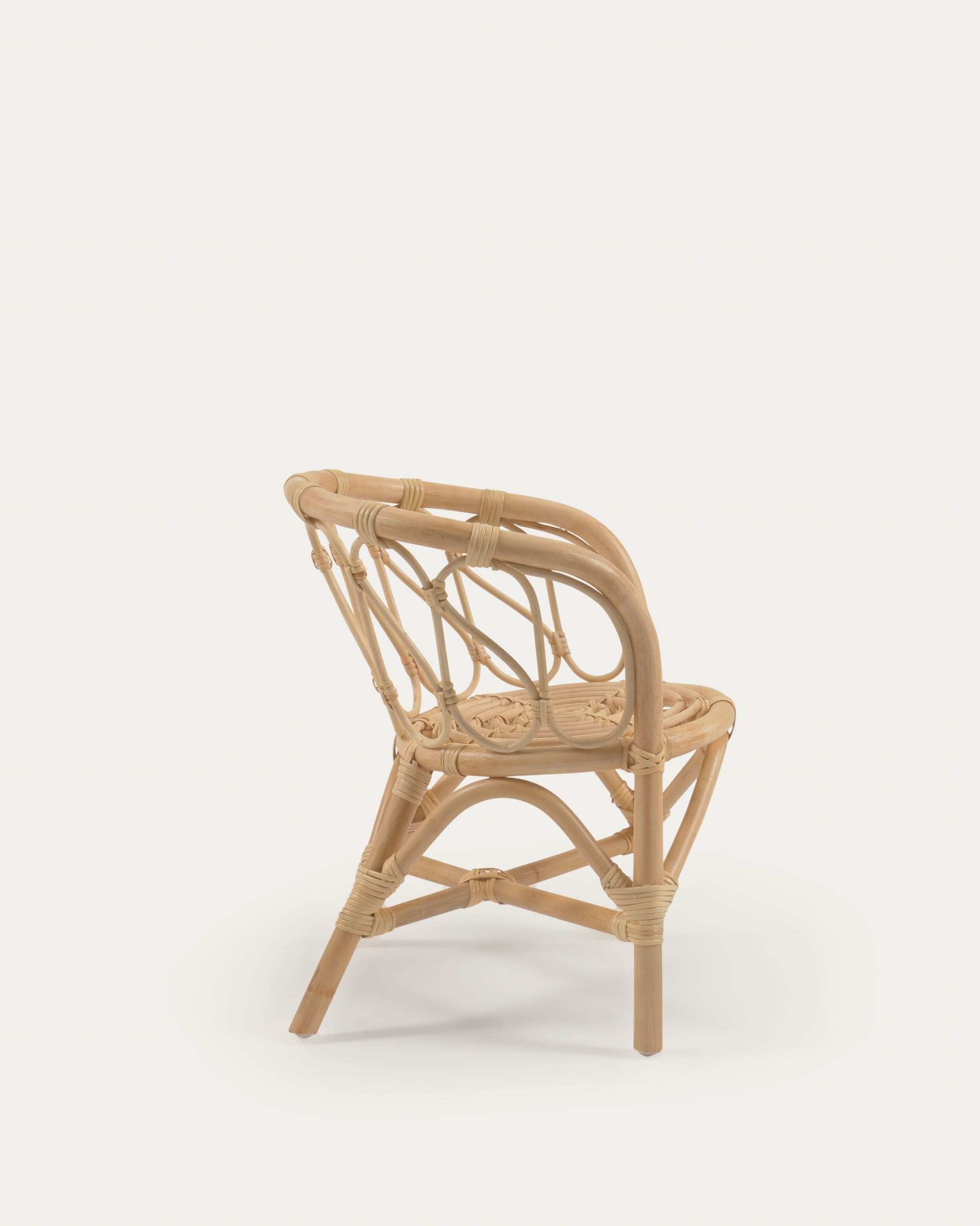 Der Lumila Kinderstuhl aus Rattan von Kave Home bietet kleinen Entdeckern einen stilvollen, sicheren Platz zum Spielen und Träumen.