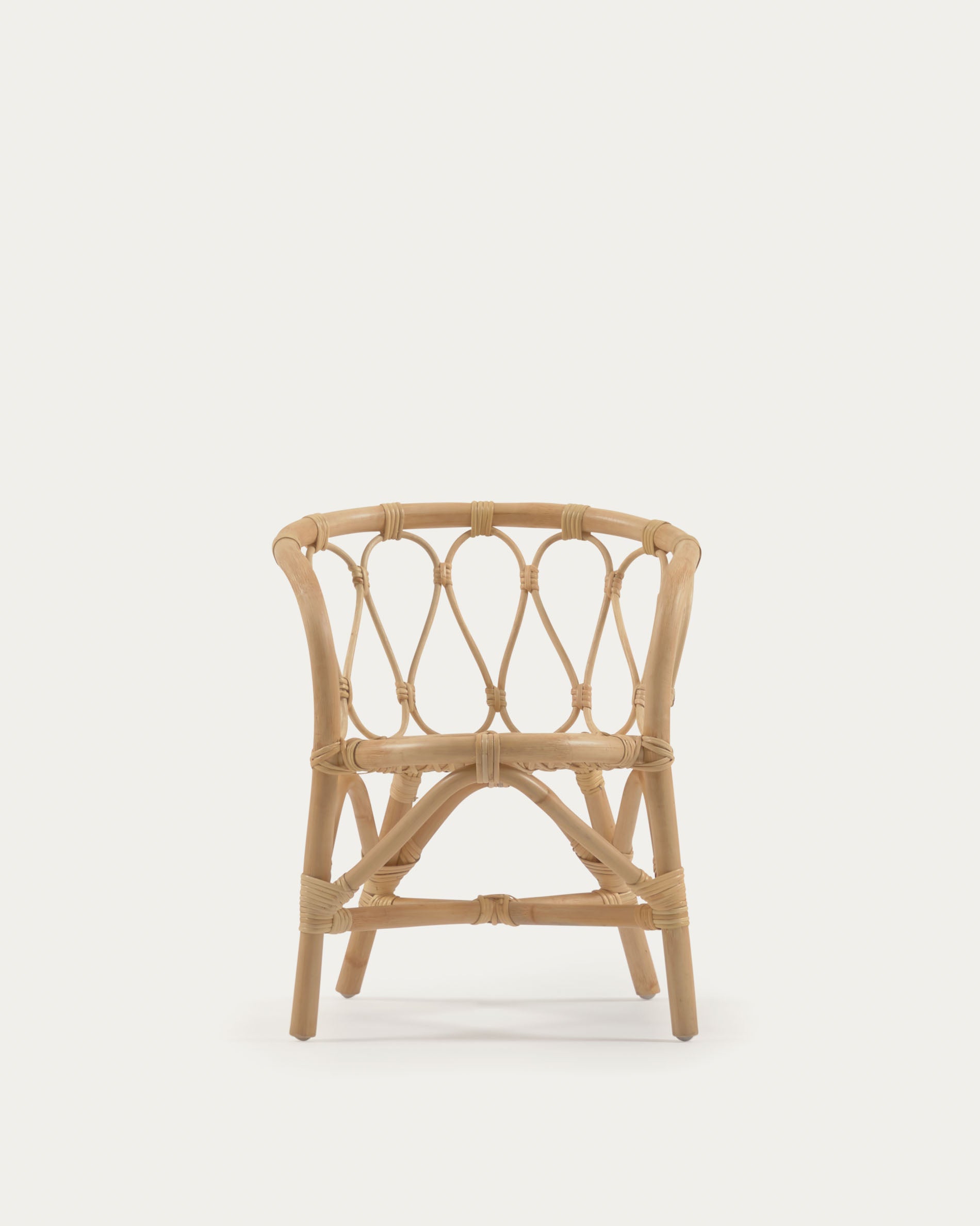 Der Lumila Kinderstuhl aus Rattan von Kave Home bietet Komfort und Stil, ideal für Kinderzimmer oder moderne Wohnräume.