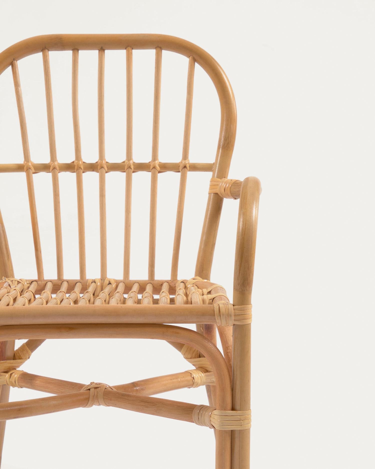 Der handgefertigte Marzieh Kinderstuhl aus Rattan von Kave Home vereint Langlebigkeit und Design, perfekt für kreative Kinderaktivitäten.