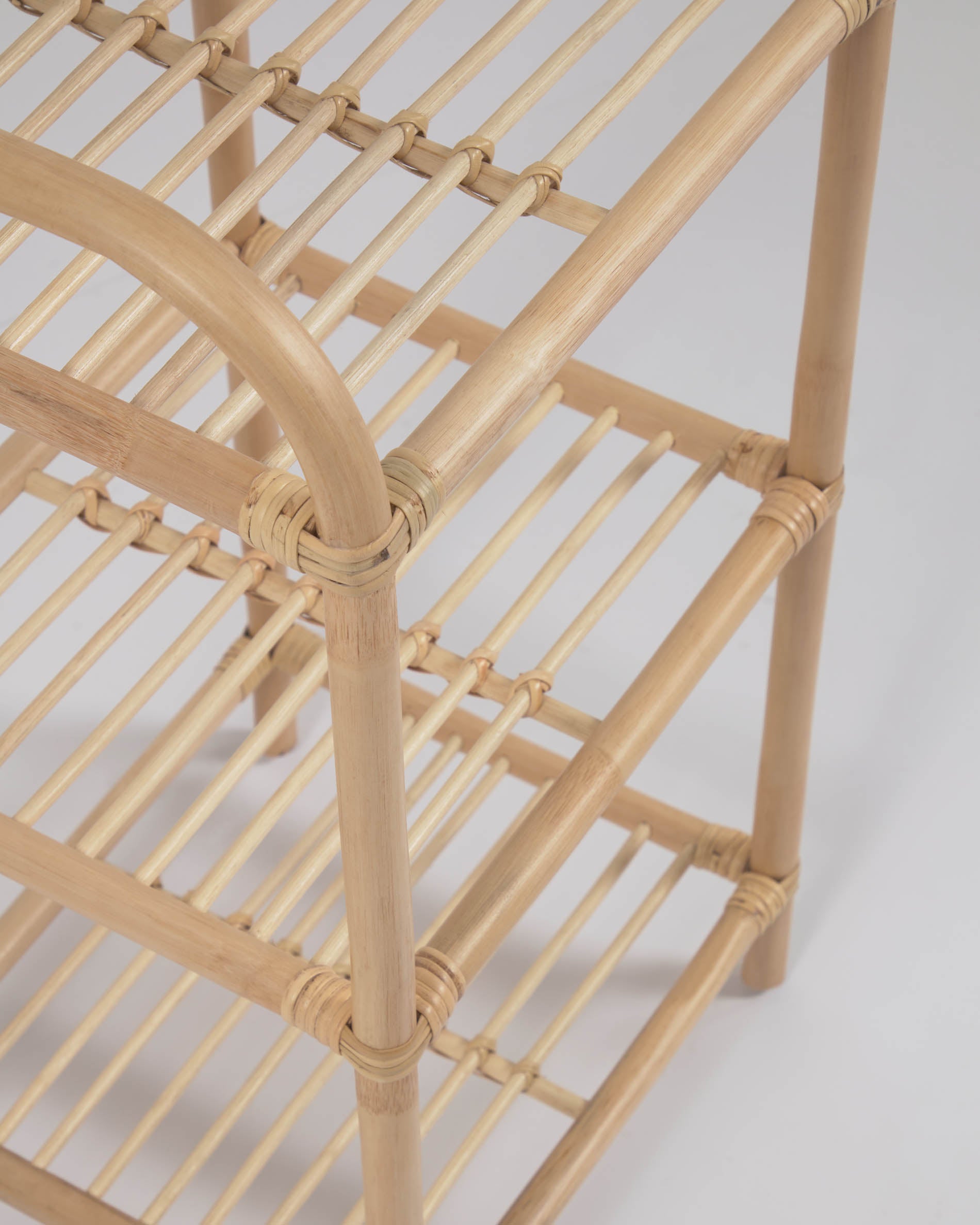 Entdecken Sie das Ormela Regal von Kave Home: 40x80 cm, aus hochwertigem Rattan, handgefertigt, stilvoll und perfekt für jedes Zuhause.