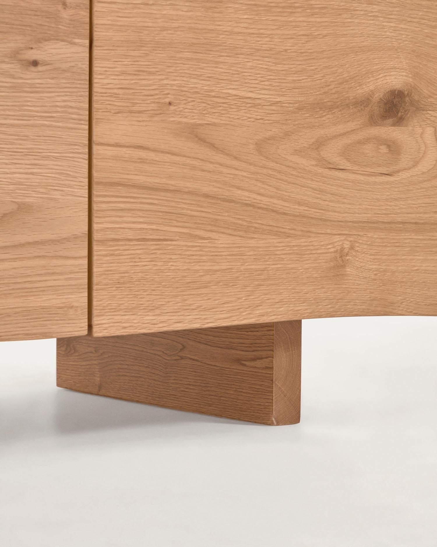 Elegantes Rasha Sideboard aus hochwertigem Eichenfurnier, 180 x 71 cm, mit natürlichem Finish und vier Türen für stilvollen Stauraum und nachhaltige Ästhetik.