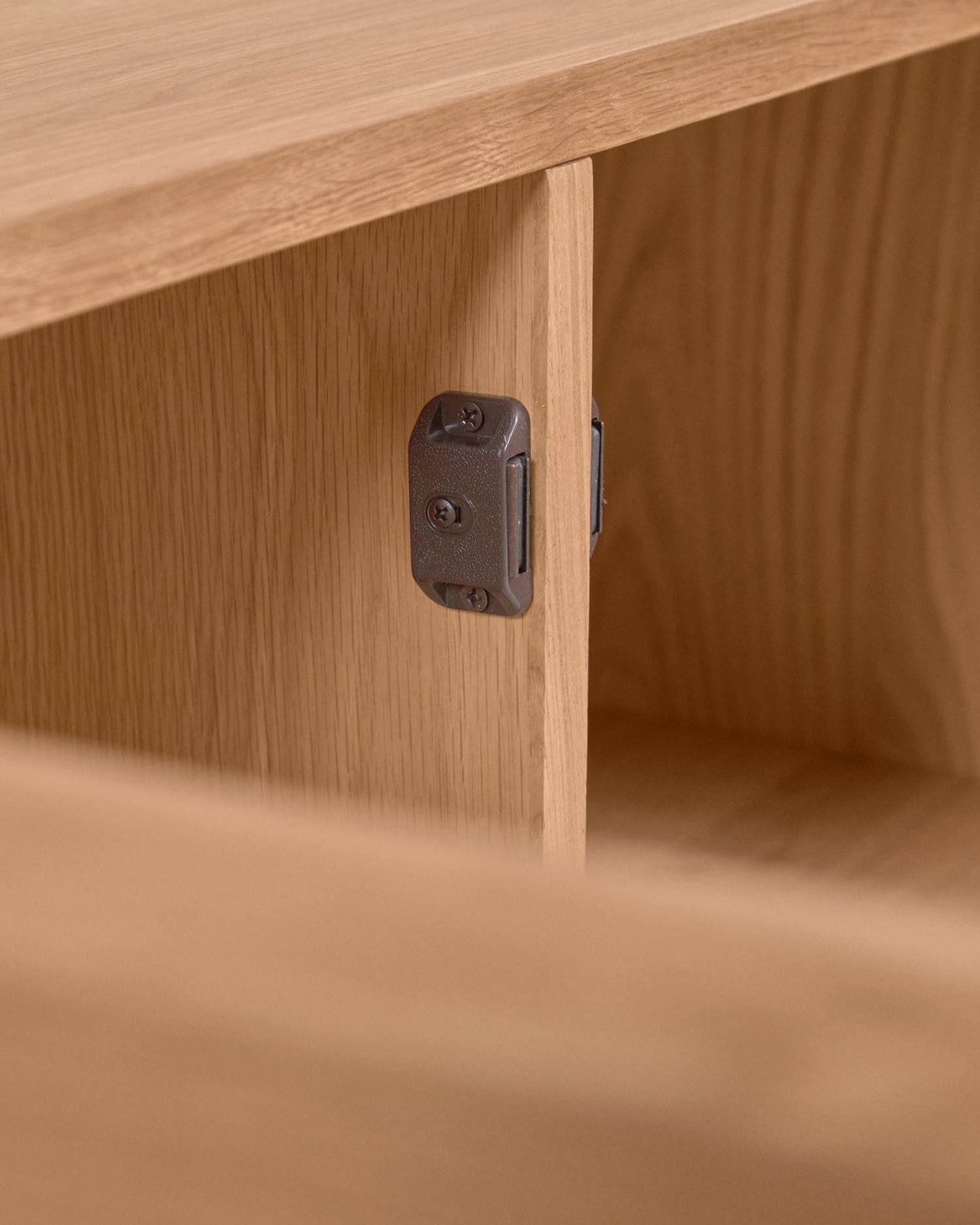 Stilvolles Rasha Sideboard in Eichenfurnier, 180 x 71 cm, mit natürlichem Finish und vier Türen – ideal für eleganten Stauraum und nachhaltigen Wohnstil.