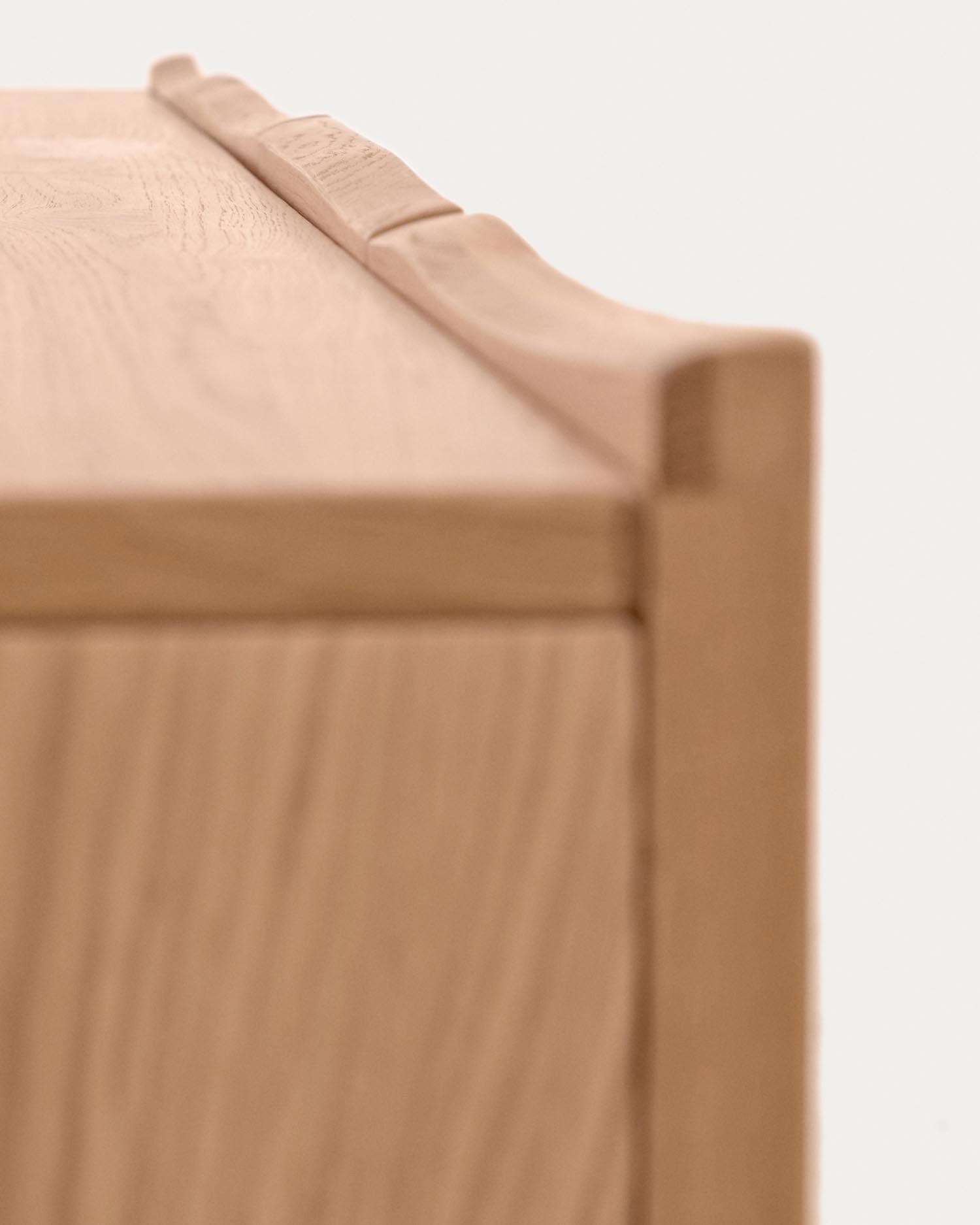 Elegantes Rasha Sideboard aus Eichenfurnier, 180 x 71 cm, mit natürlichem Finish. Vier Türen bieten praktischen Stauraum und zeitlose Ästhetik.