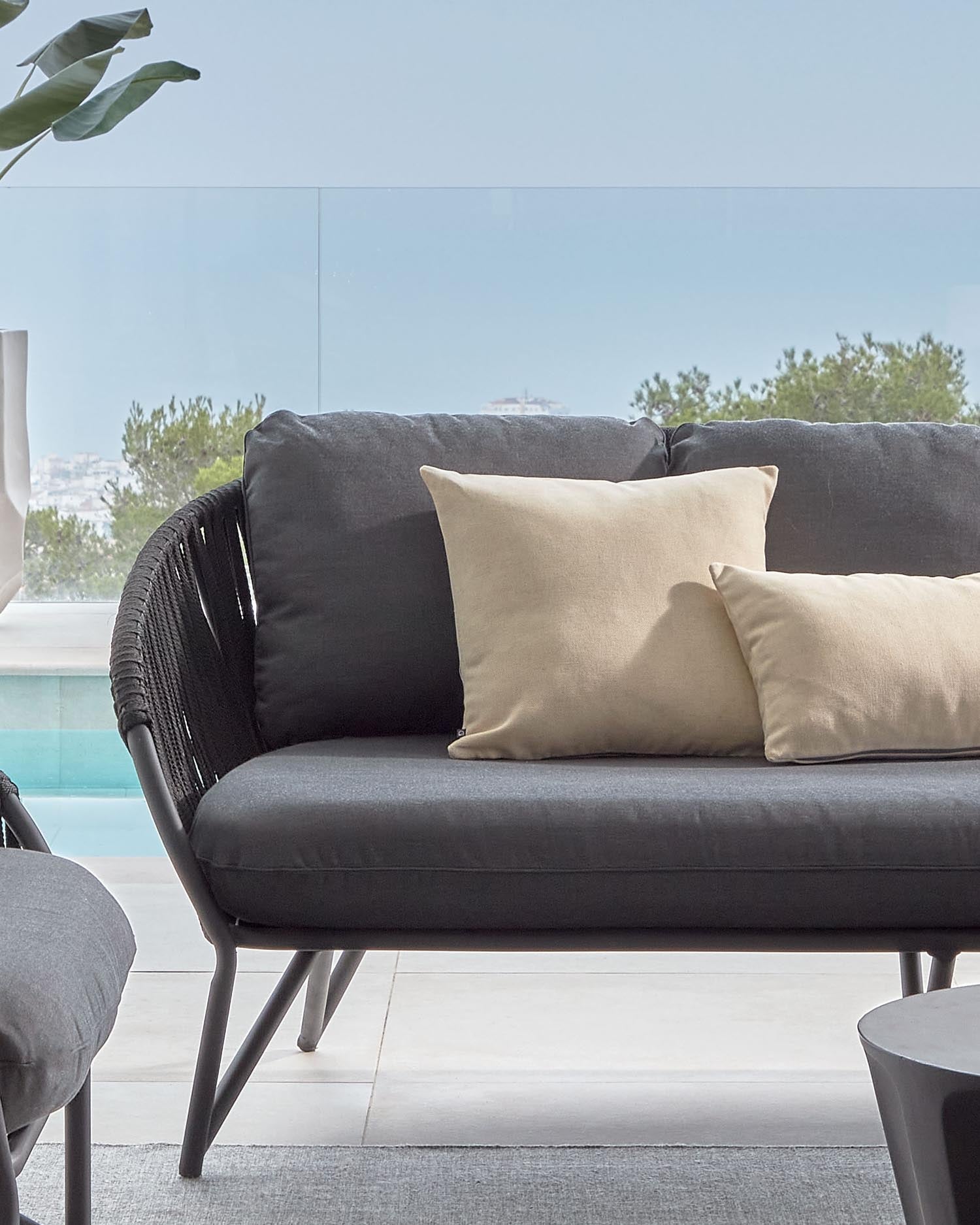 Das Branzie Sofa von Kave Home: 3-Sitzer, 180 cm, modernes Design, schwarzes Seil, stilvoll und komfortabel für Ihr Zuhause.