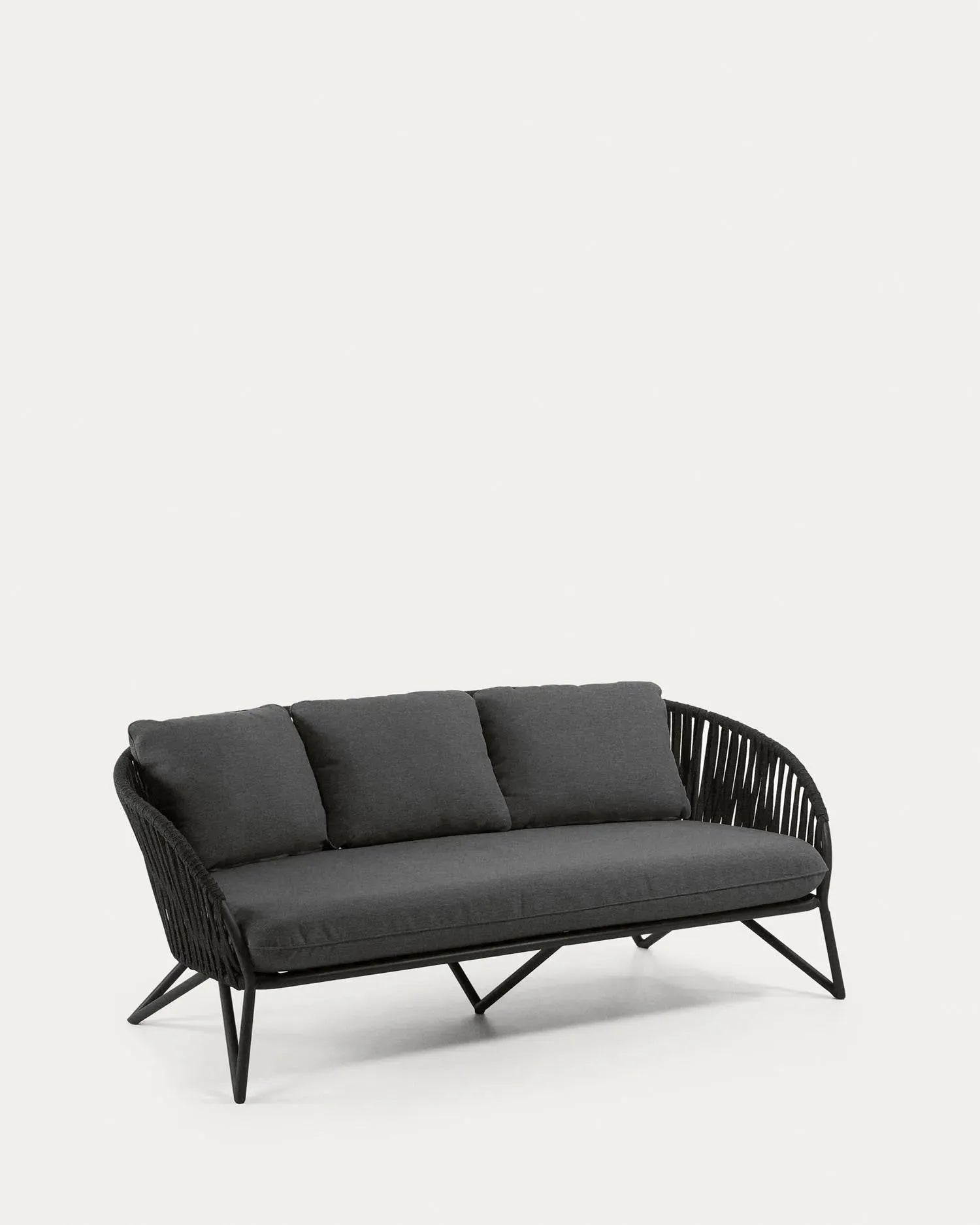 Das Branzie Sofa von Kave Home, 3-Sitzer, 180 cm, aus schwarzem Seil, kombiniert modernes Design mit hohem Sitzkomfort.