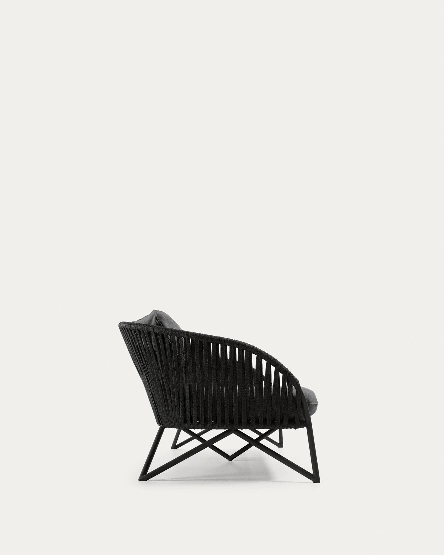 Das Branzie 3-Sitzer-Sofa von Kave Home, 180 cm, aus schwarzem Seil, bietet stilvolles Design und bequemen Sitzkomfort.