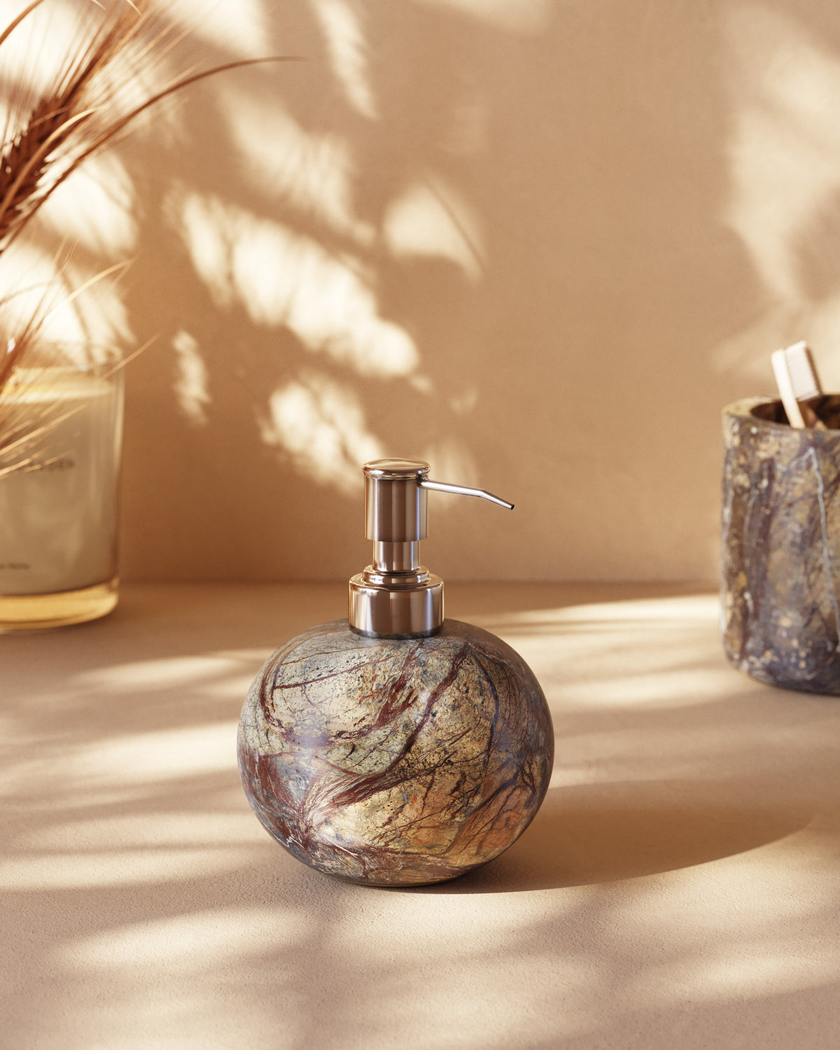 Spalsh Seifenspender aus Marmor beige in Braun präsentiert im Onlineshop von KAQTU Design AG. Badzubehör ist von Kave Home