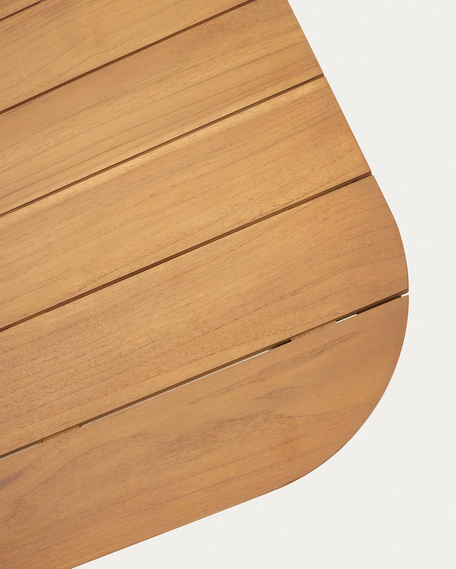 Stilvoller Outdoor-Tisch aus langlebigem Aluminium und FSC-zertifiziertem Teakholz, 148 x 148 cm, perfekt für gesellige Momente im Freien.