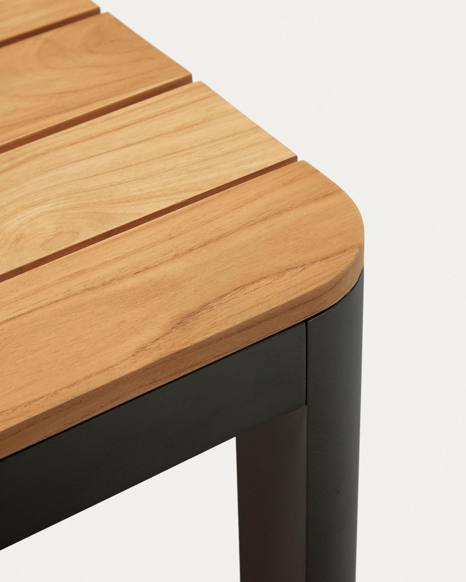 Stilvoller Gartentisch aus 100% Teakholz und robustem Aluminium in Schwarz, 200 x 100 cm – ideal für entspannte Stunden im Freien.