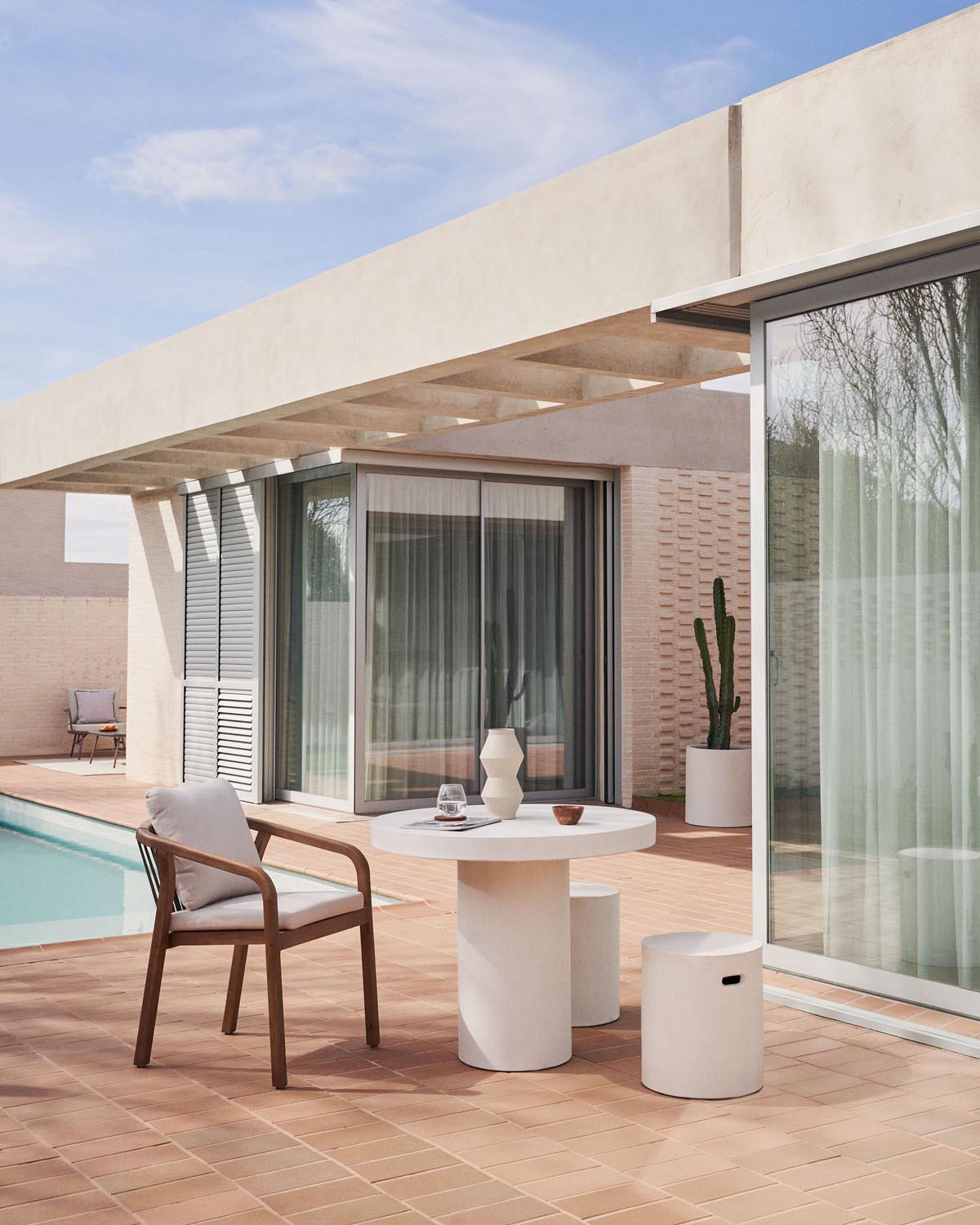 Moderner weisser Zementtisch Ø 90 cm von Kave Home für stilvolle Räume.