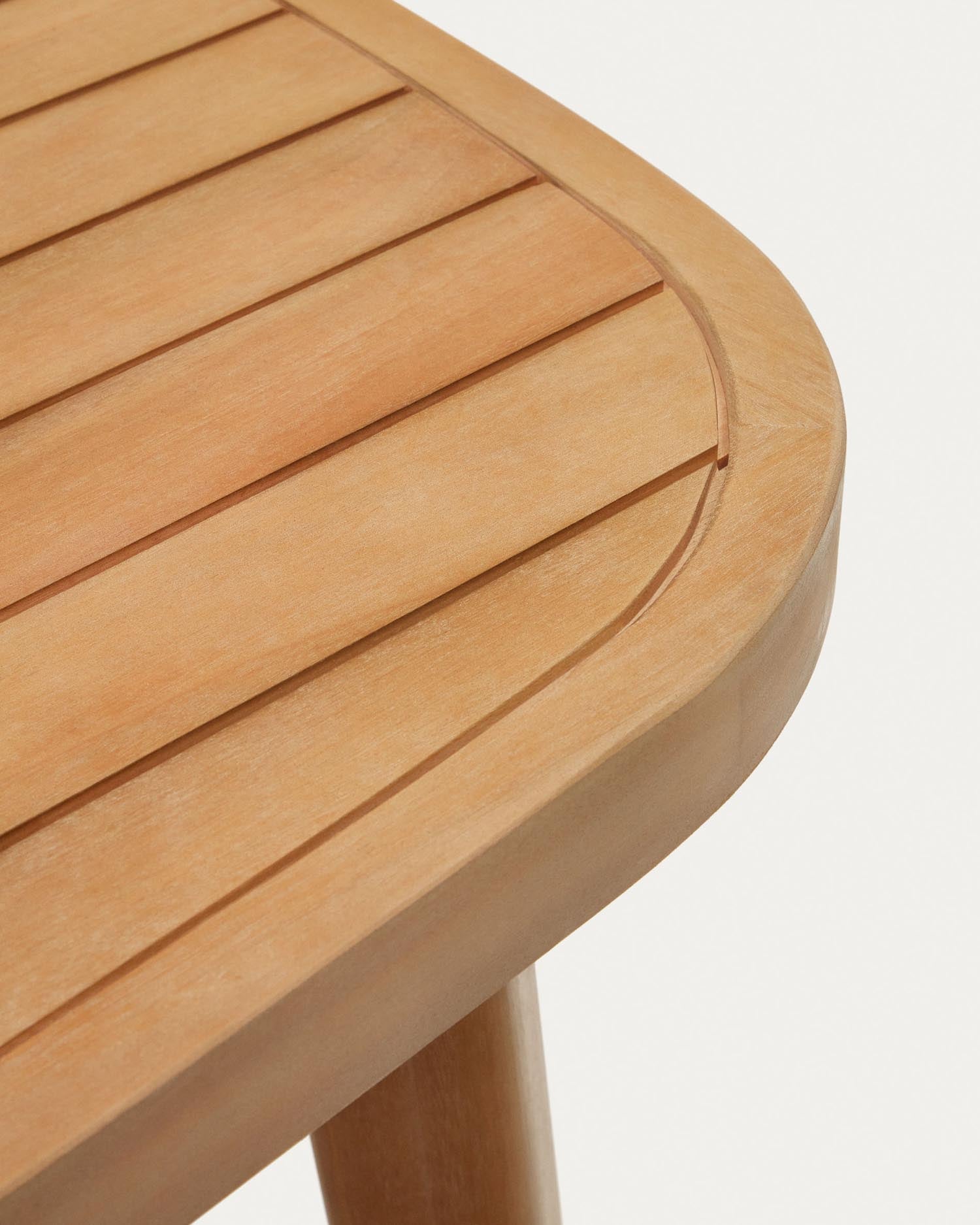 Entdecken Sie den Maset Tisch von Kave Home: 100% massives Eukalyptusholz, 170x90 cm, ideal für stilvolle Outdoor-Events und umweltbewusste Einrichtung.