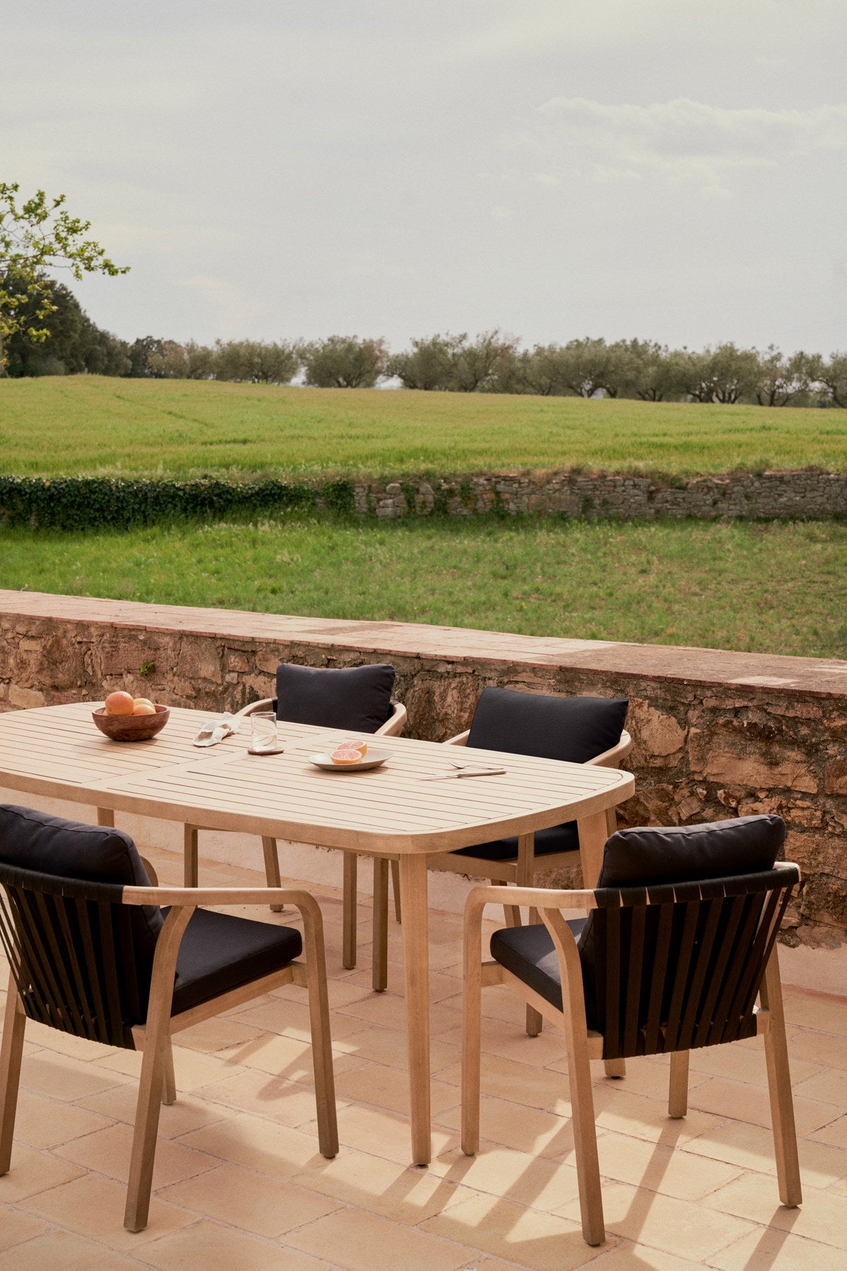 Maset Tisch 100% Outdoor massiver Eukalyptus 225 x 100 cm FSC 100% in Natur präsentiert im Onlineshop von KAQTU Design AG. Gartentisch ist von Kave Home