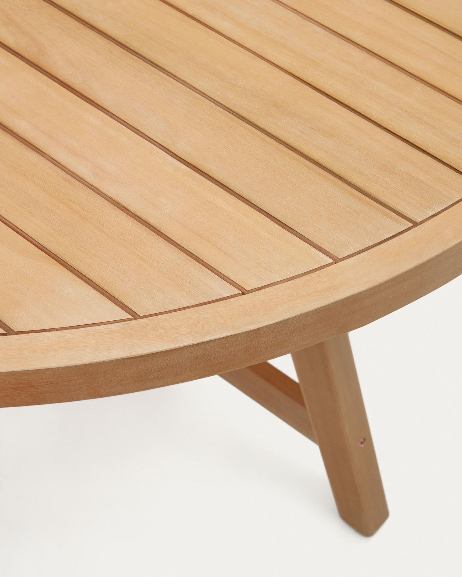 Der Urgell runde Tisch (Ø 130 cm) aus massivem Eukalyptusholz vereint Eleganz und Langlebigkeit für Ihren Garten. Perfekt für gesellige Stunden im Freien!