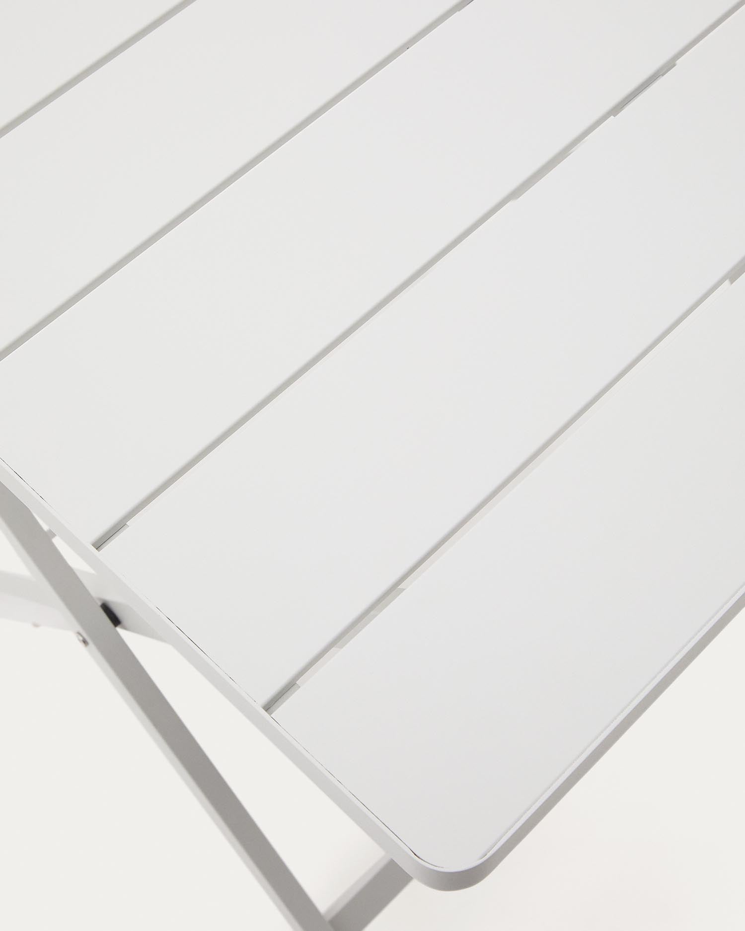 Der Torreta Gartentisch von Kave Home vereint modernes Design und Funktionalität. Faltbar, wetterfest und aus leichtem Aluminium, perfekt für kleine Terrassen.