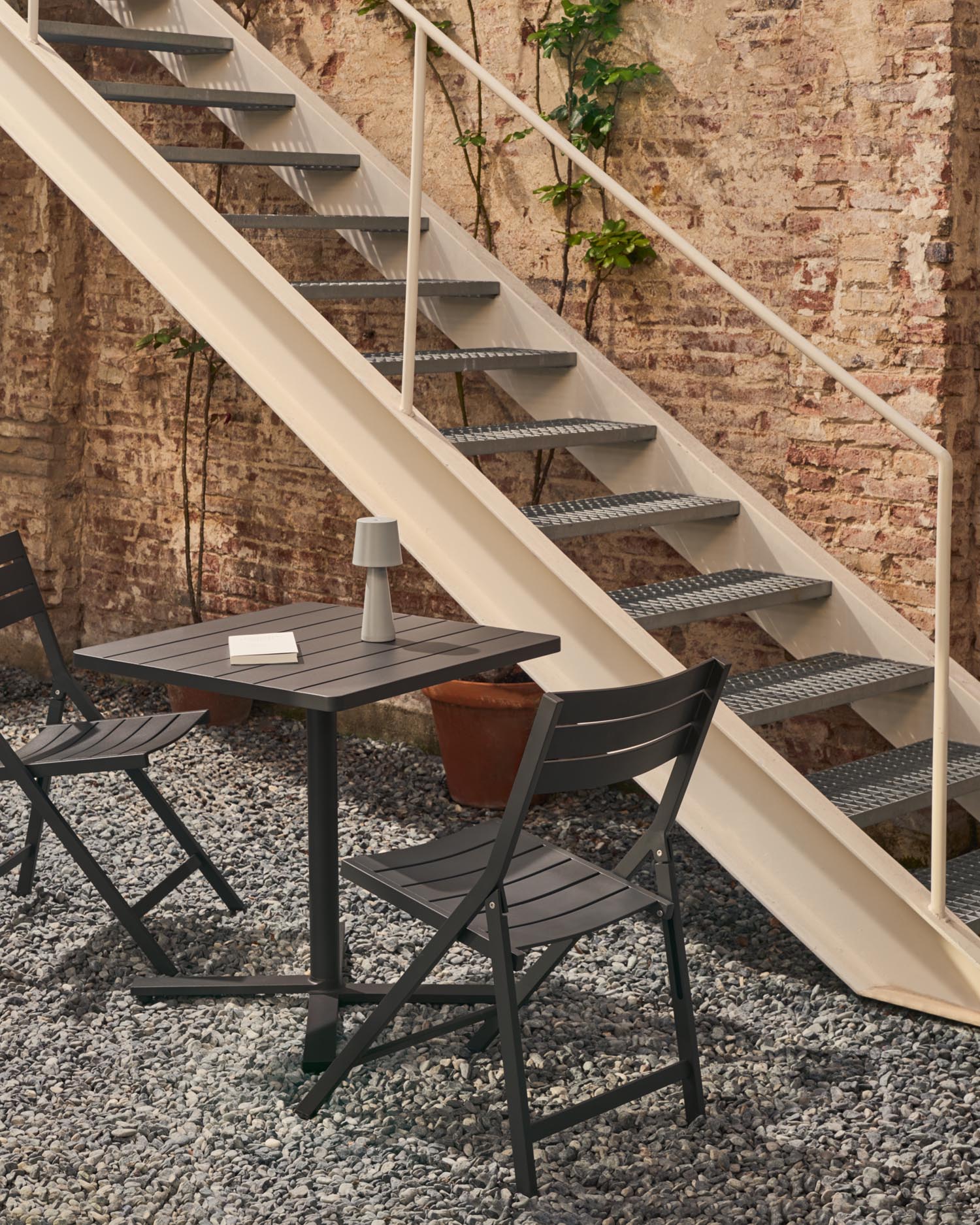 Entdecken Sie den eleganten, faltbaren Torreta Tisch von Kave Home. Mit 70 x 70 cm aus robustem Aluminium, ideal für jeden Außenbereich.