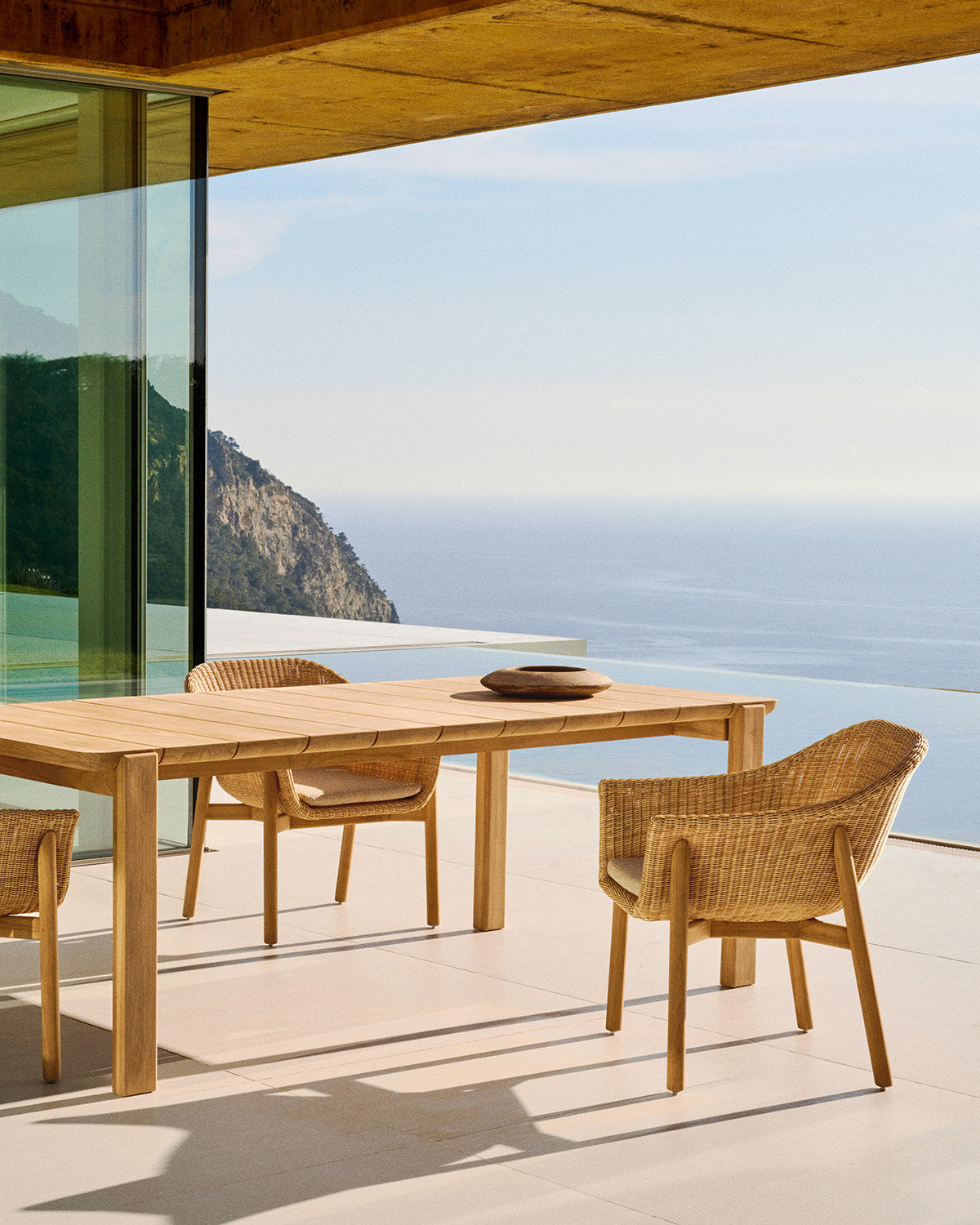 Icaro Tisch aus massivem Teakholz FSC 100% 220 x 102 cm in Natur präsentiert im Onlineshop von KAQTU Design AG. Gartentisch ist von Kave Home