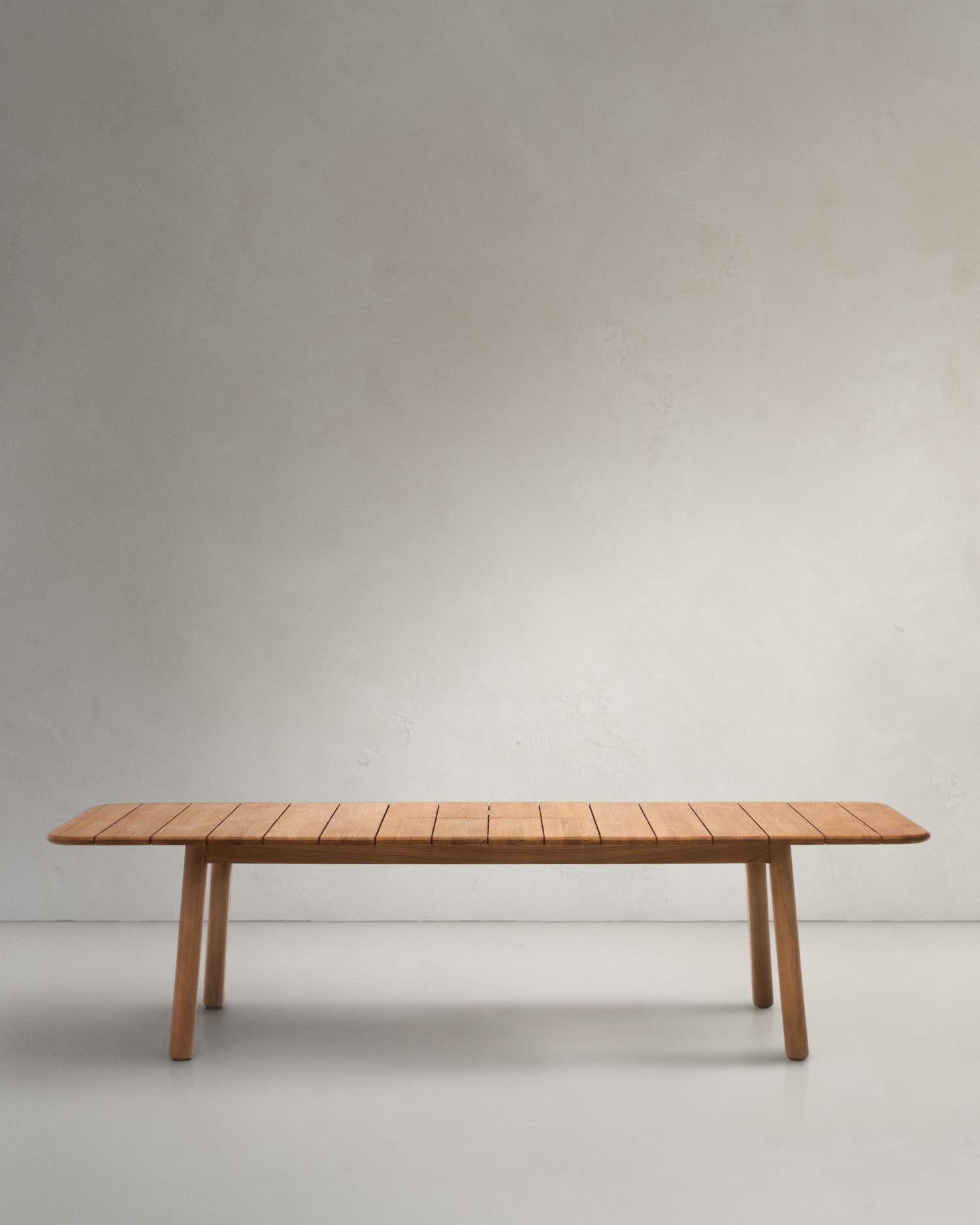 Eleganter Outdoor-Tisch aus massivem FSC-Teakholz, ausziehbar, perfekt für nachhaltige und stilvolle Aussenbereiche.