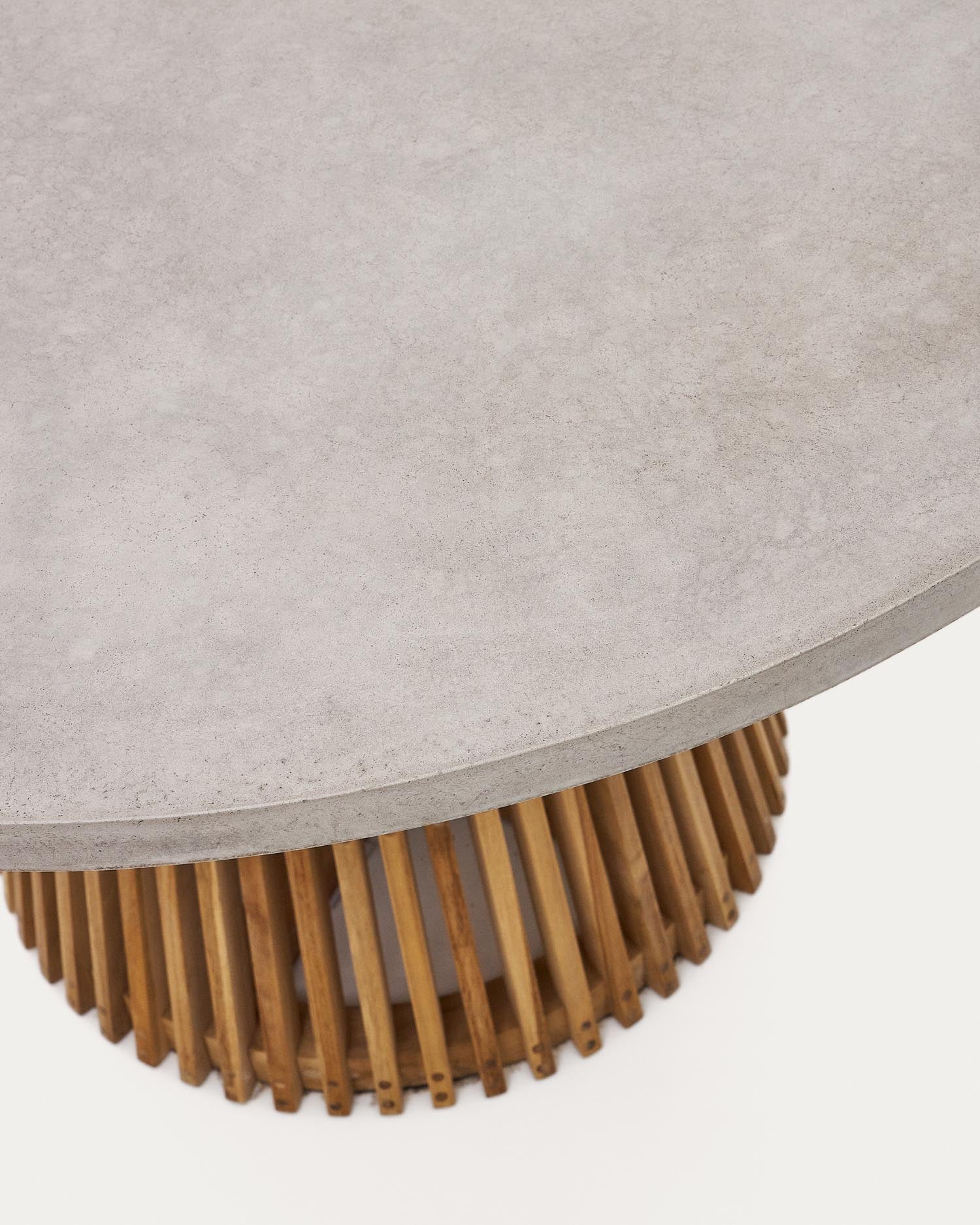 Der Alcaufar Outdoor Tisch (Ø 120 cm) aus massivem Teakholz und grauem Zement ist ein elegantes Highlight für jeden Außenbereich, perfekt für gesellige Runden.