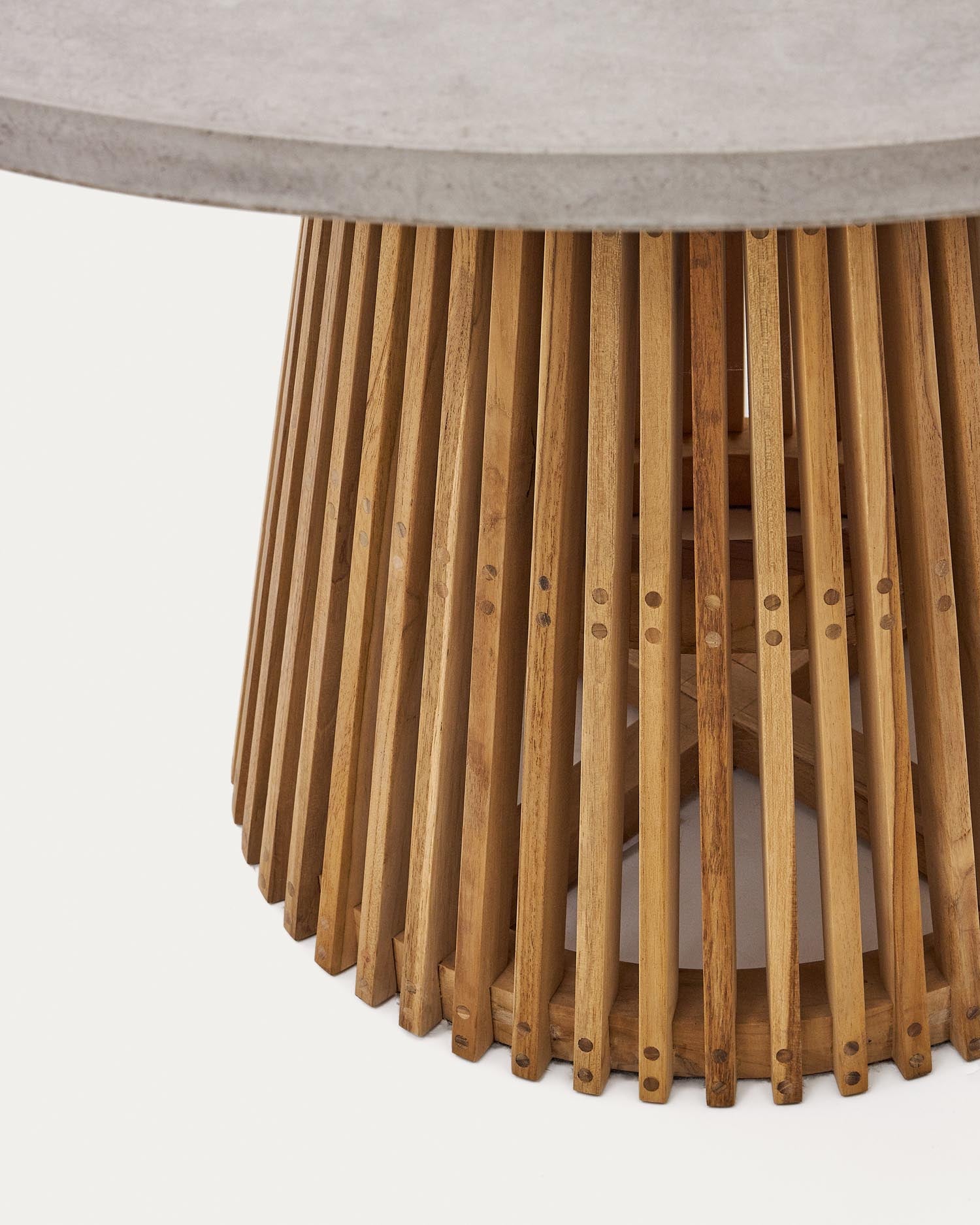 Der Alcaufar Outdoor Tisch (Ø 120 cm) aus massivem Teakholz und grauem Zement ist die perfekte Kombination aus Eleganz und Langlebigkeit für Ihren Außenbereich.