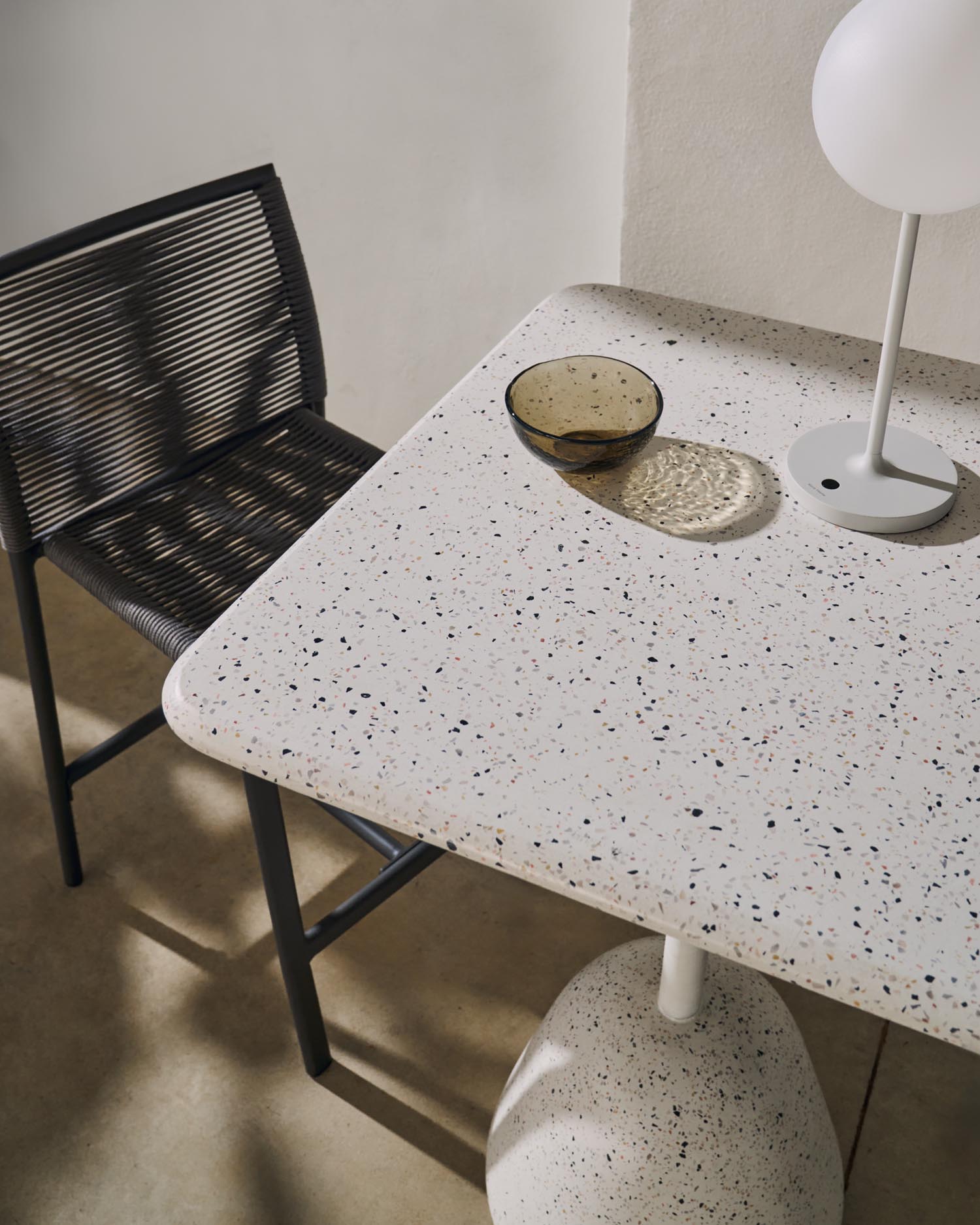 Eleganter Bartisch aus weissem Terrazzo, 95x70x70 cm, perfekt für moderne Einrichtungen, von Kave Home.