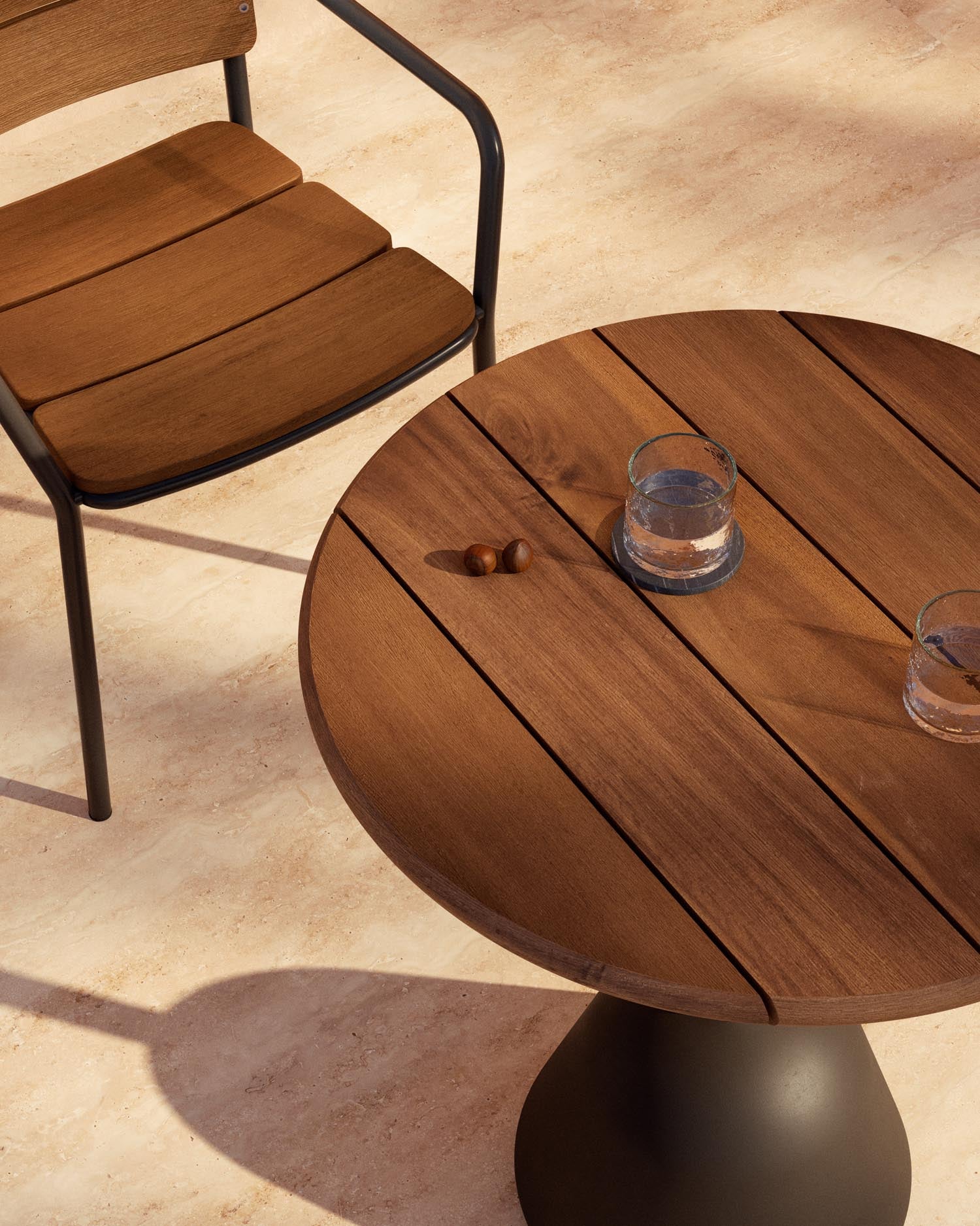 Eleganter Saura Tisch aus Akazienholz mit Walnuss-Finish und schwarzem Metallgestell, 75 x Ø70 cm, FSC-zertifiziert, von Kave Home.