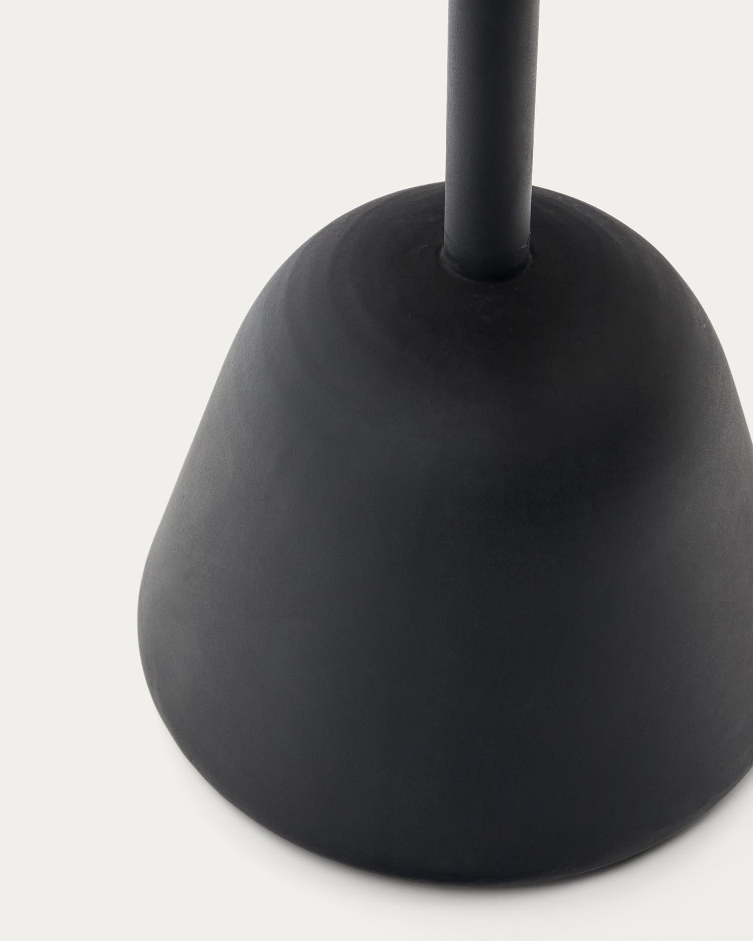 Eleganter Saura Tisch aus FSC-zertifiziertem Akazienholz mit Walnuss-Finish und stabilem Metallgestell, perfekt für stilvolle Outdoor-Zusammenkünfte.