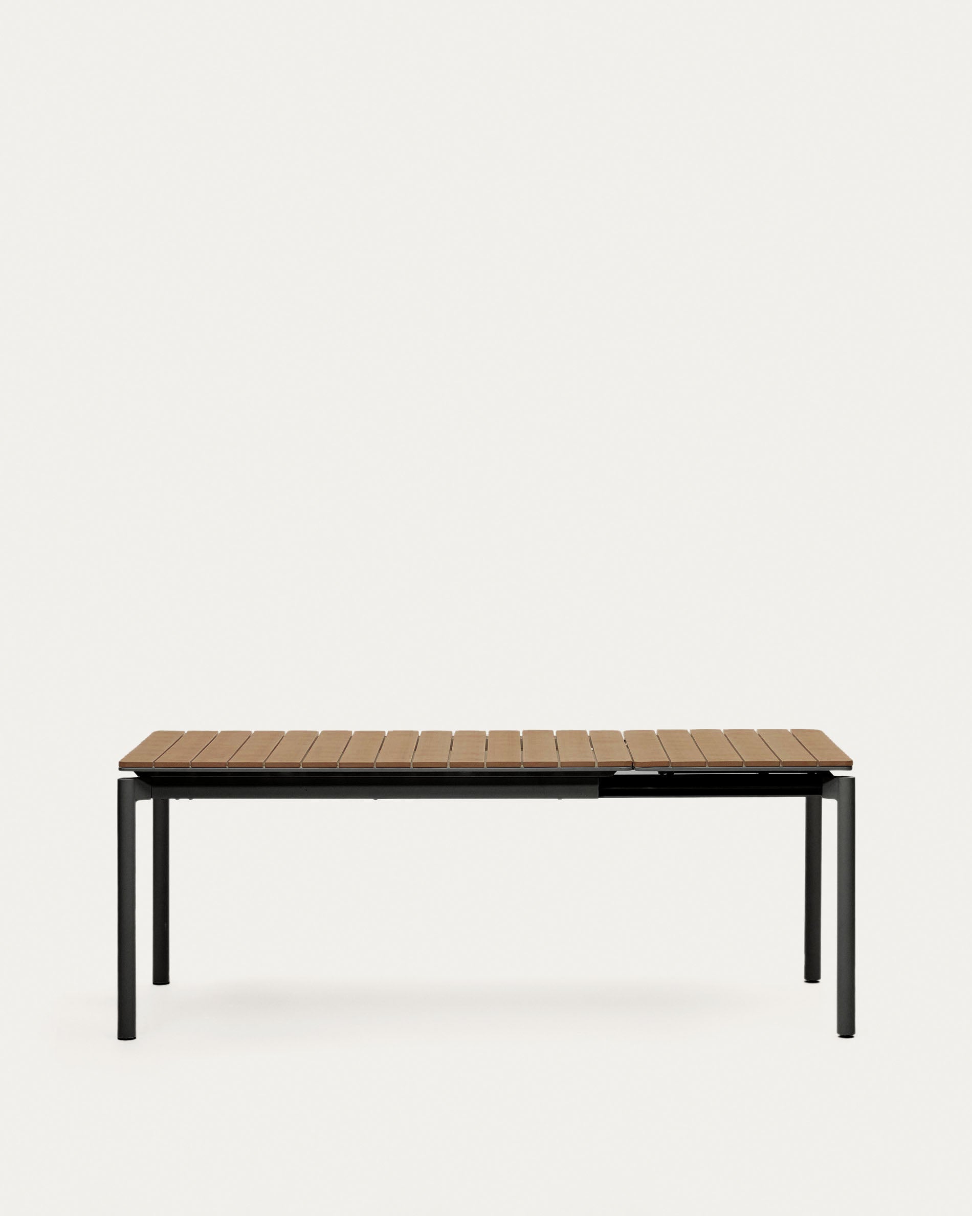 Stilvoller Gartenausziehtisch aus langlebigem Poly-Holz und mattschwarzem Aluminium, erweiterbar von 140 auf 200 cm – perfekt für gesellige Anlässe im Freien.