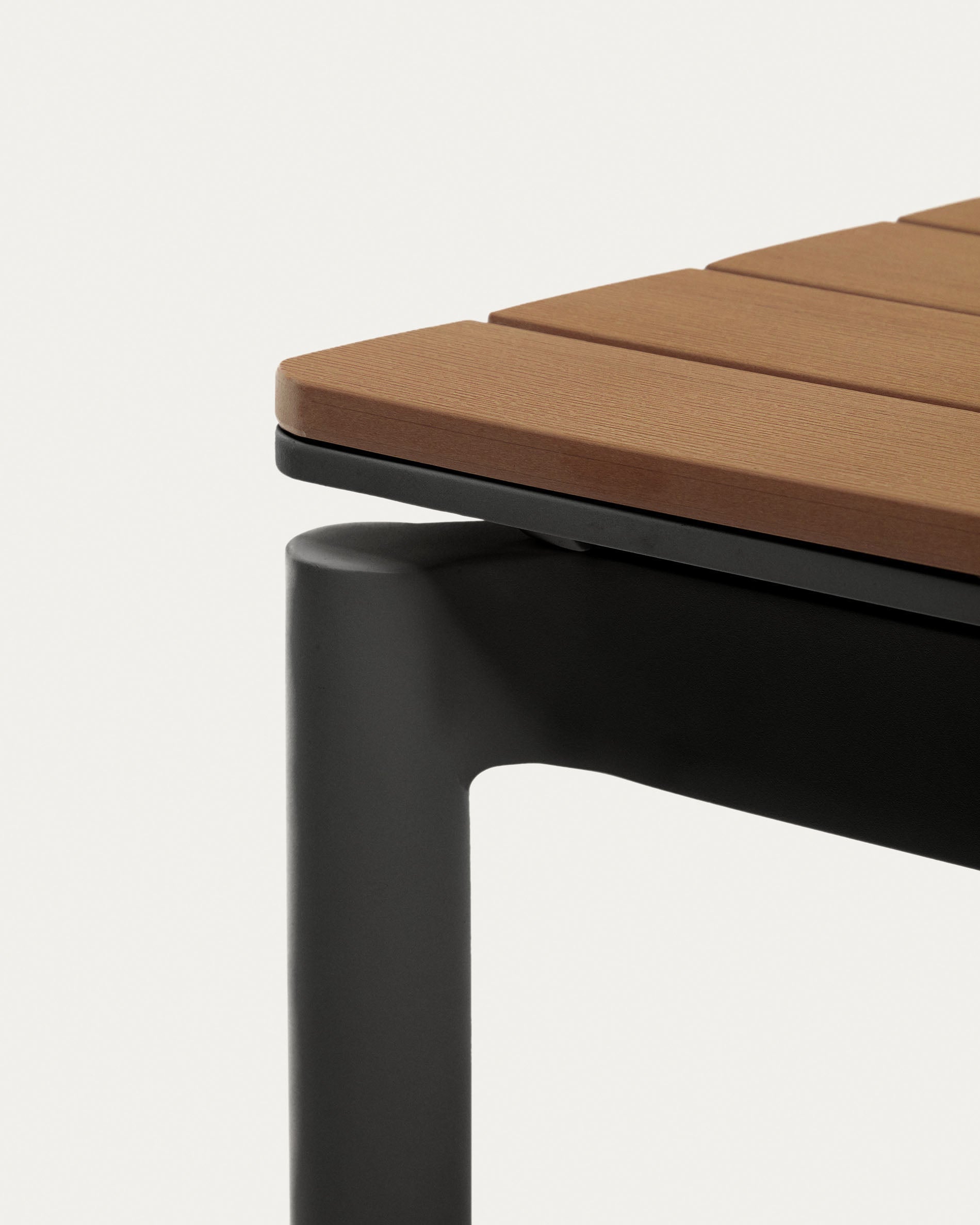 Stilvoller Gartenausziehtisch aus robustem Poly-Holz und mattschwarzem Aluminium, ideal für gesellige Runden und wetterfest für jeden Außenbereich.